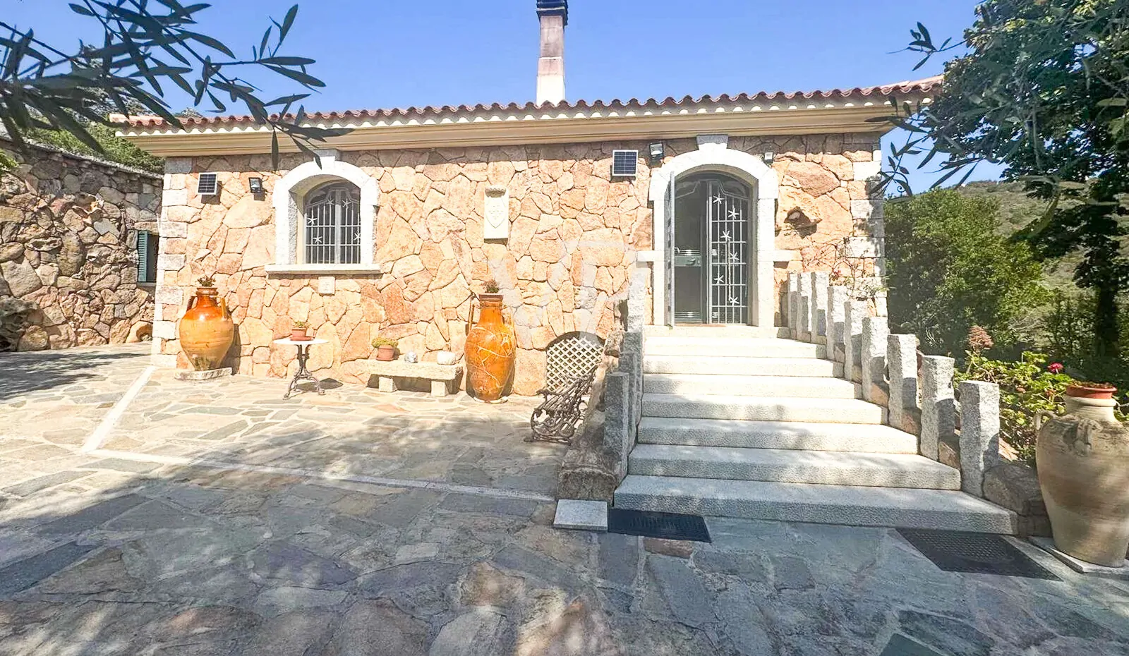 Natursteinvilla in Cugnana mit großen mediterranen Flächen