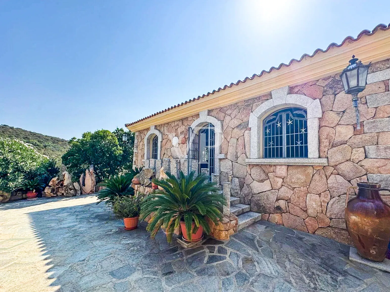 Natural stone villa in Cugnana with large Mediterranean spaces