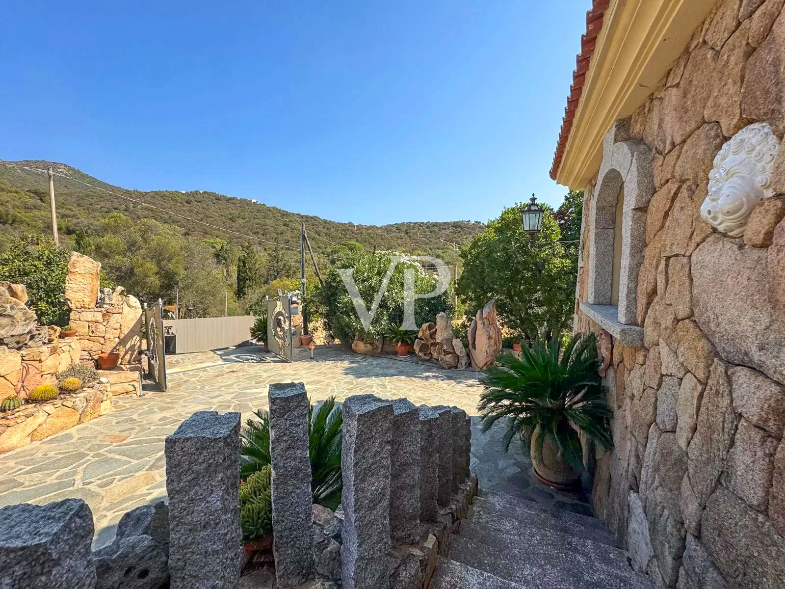 Natural stone villa in Cugnana with large Mediterranean spaces