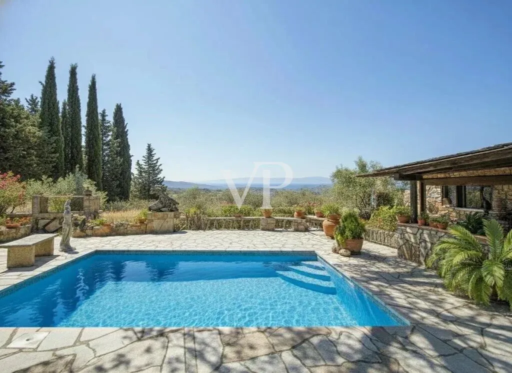 Natural stone villa in Cugnana with large Mediterranean spaces