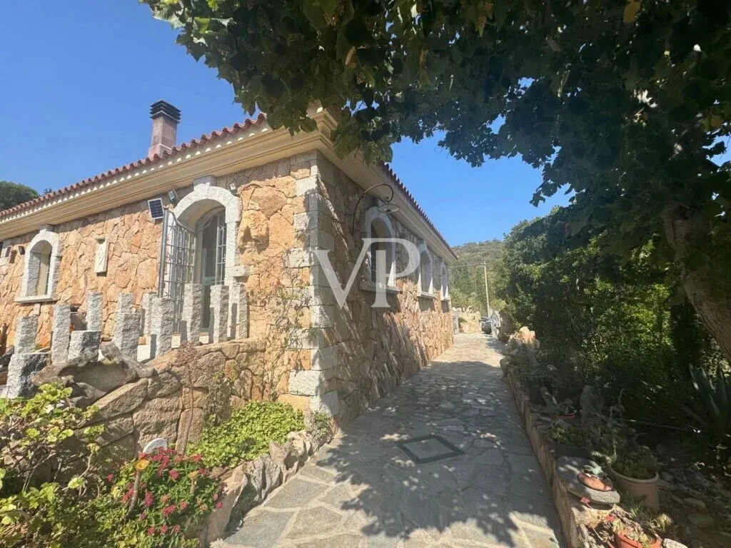 Natural stone villa in Cugnana with large Mediterranean spaces