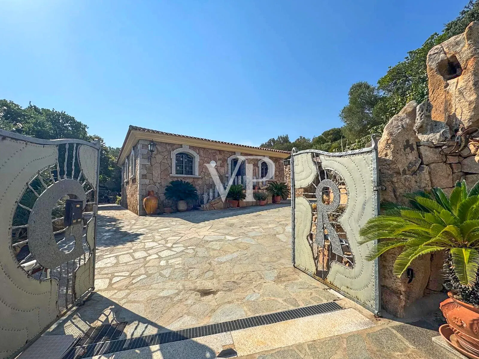 Natural stone villa in Cugnana with large Mediterranean spaces