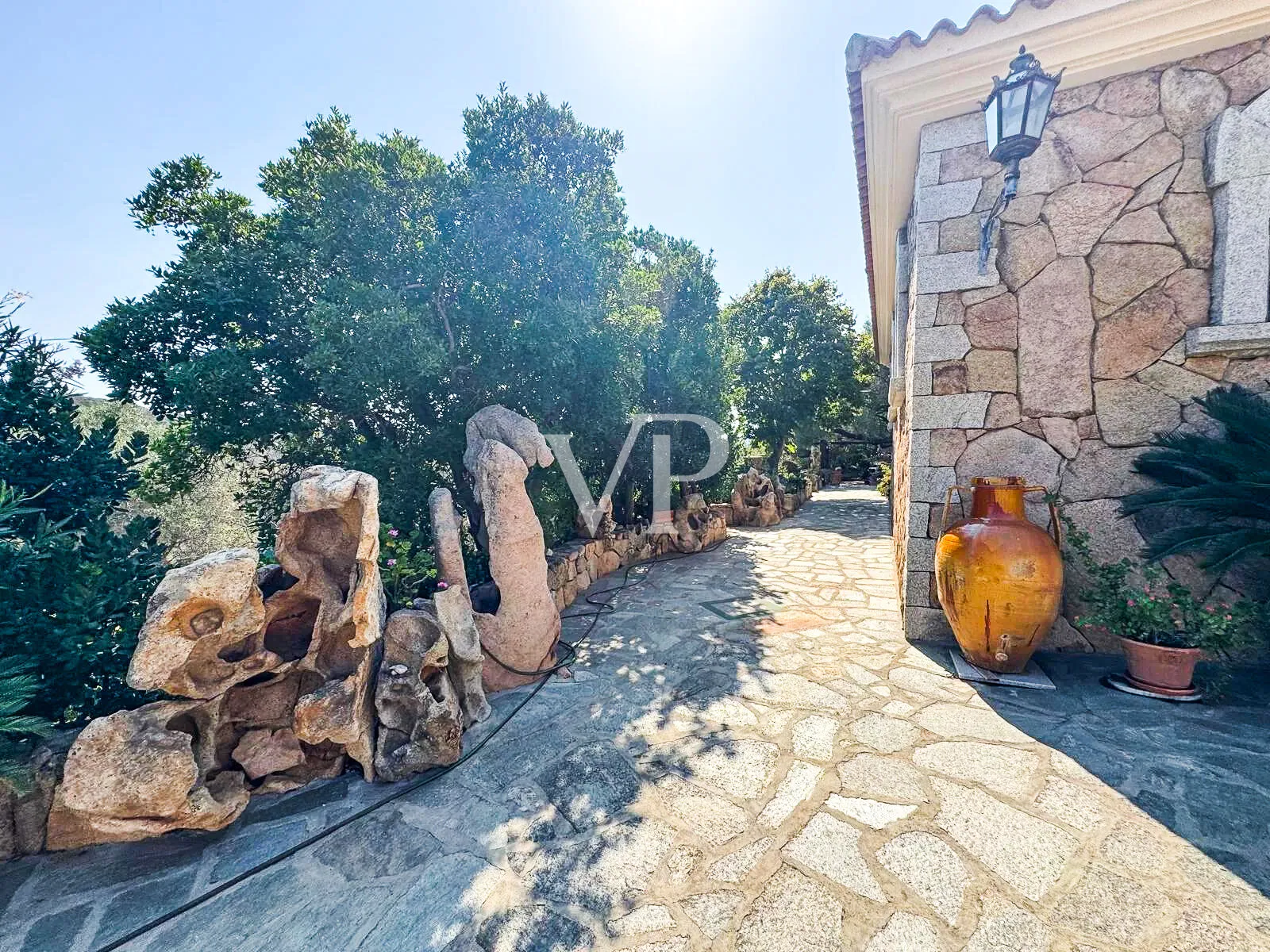 Natural stone villa in Cugnana with large Mediterranean spaces