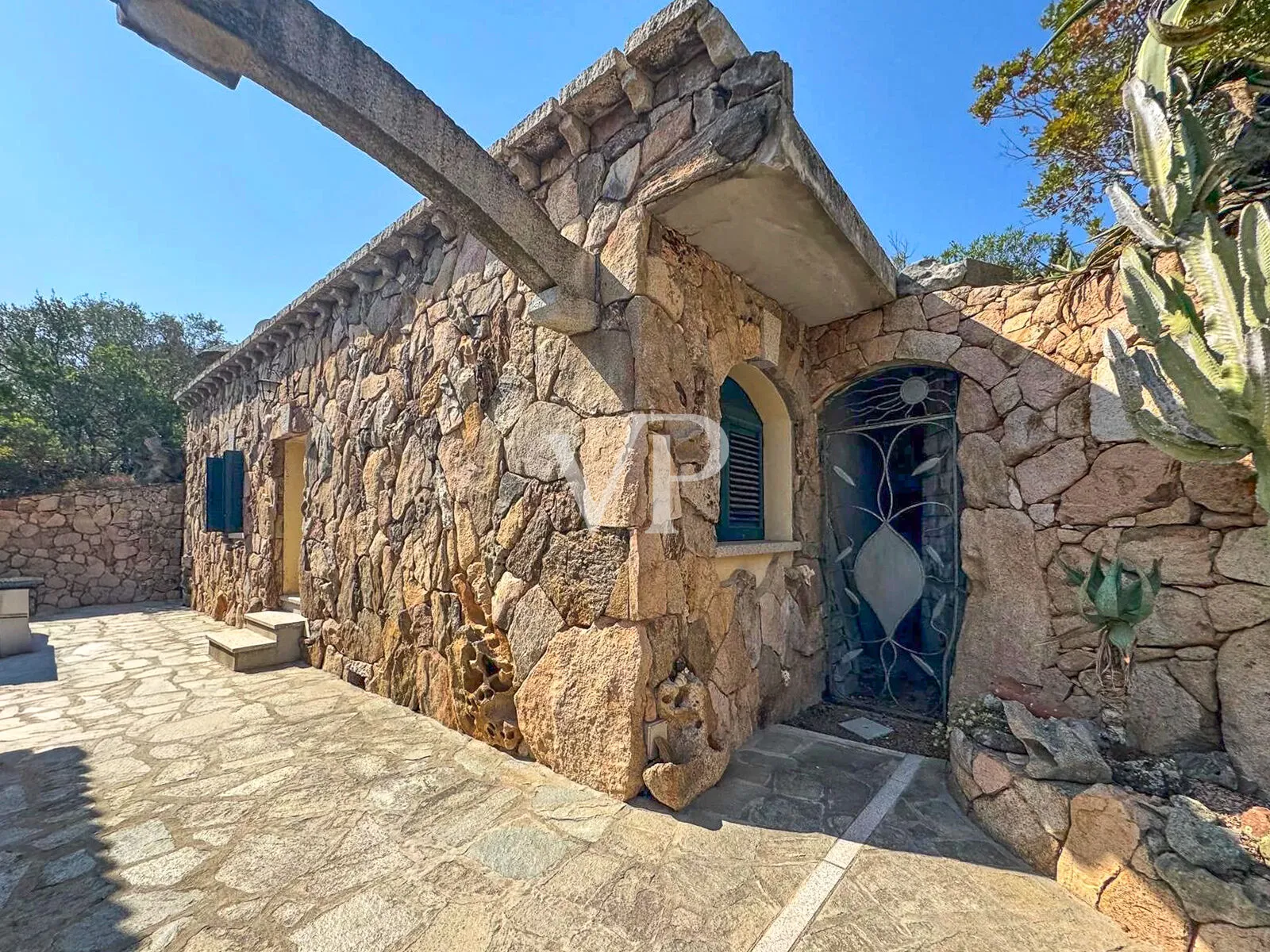 Natural stone villa in Cugnana with large Mediterranean spaces