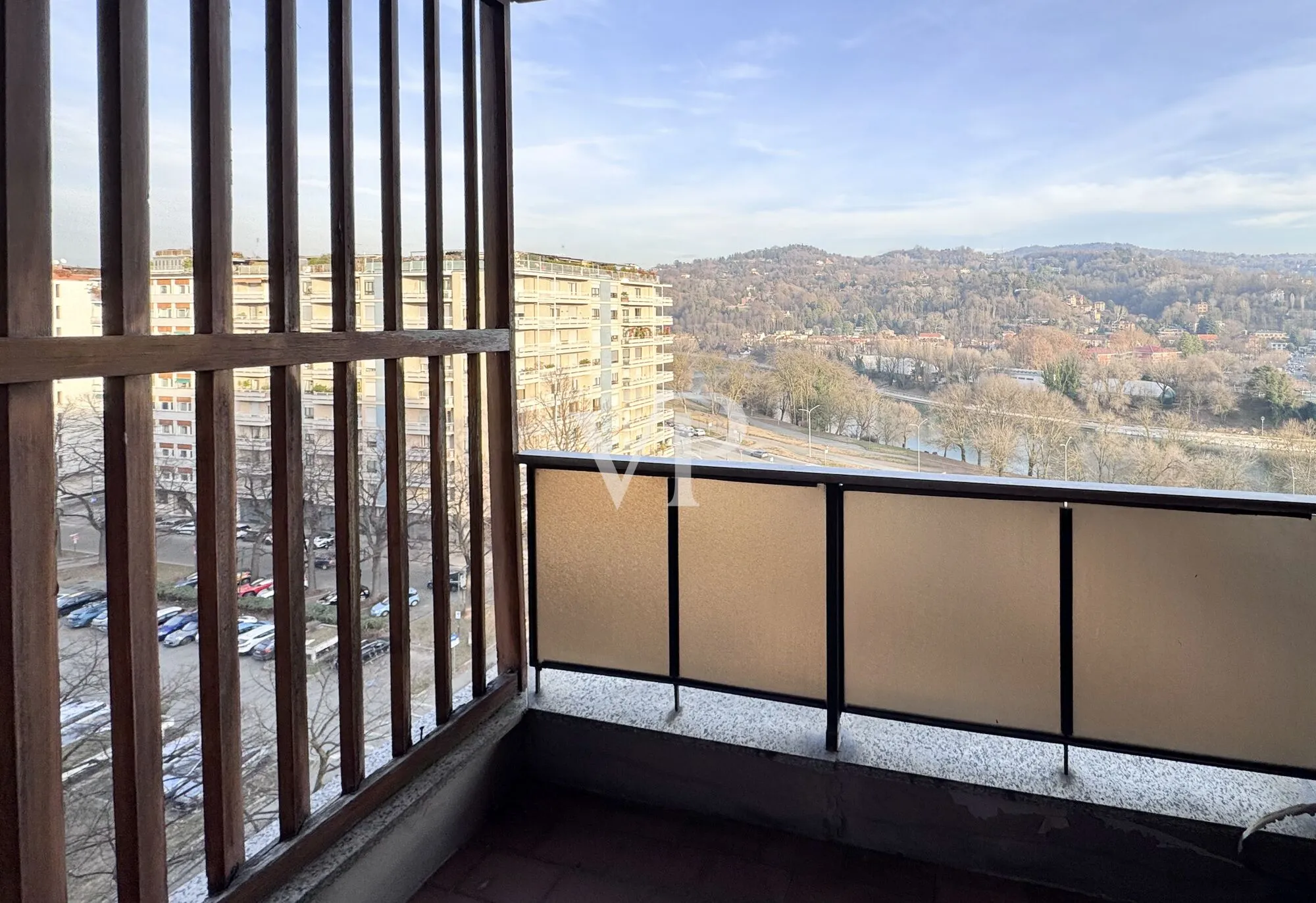 Elegant high-floor apartment finely renovated