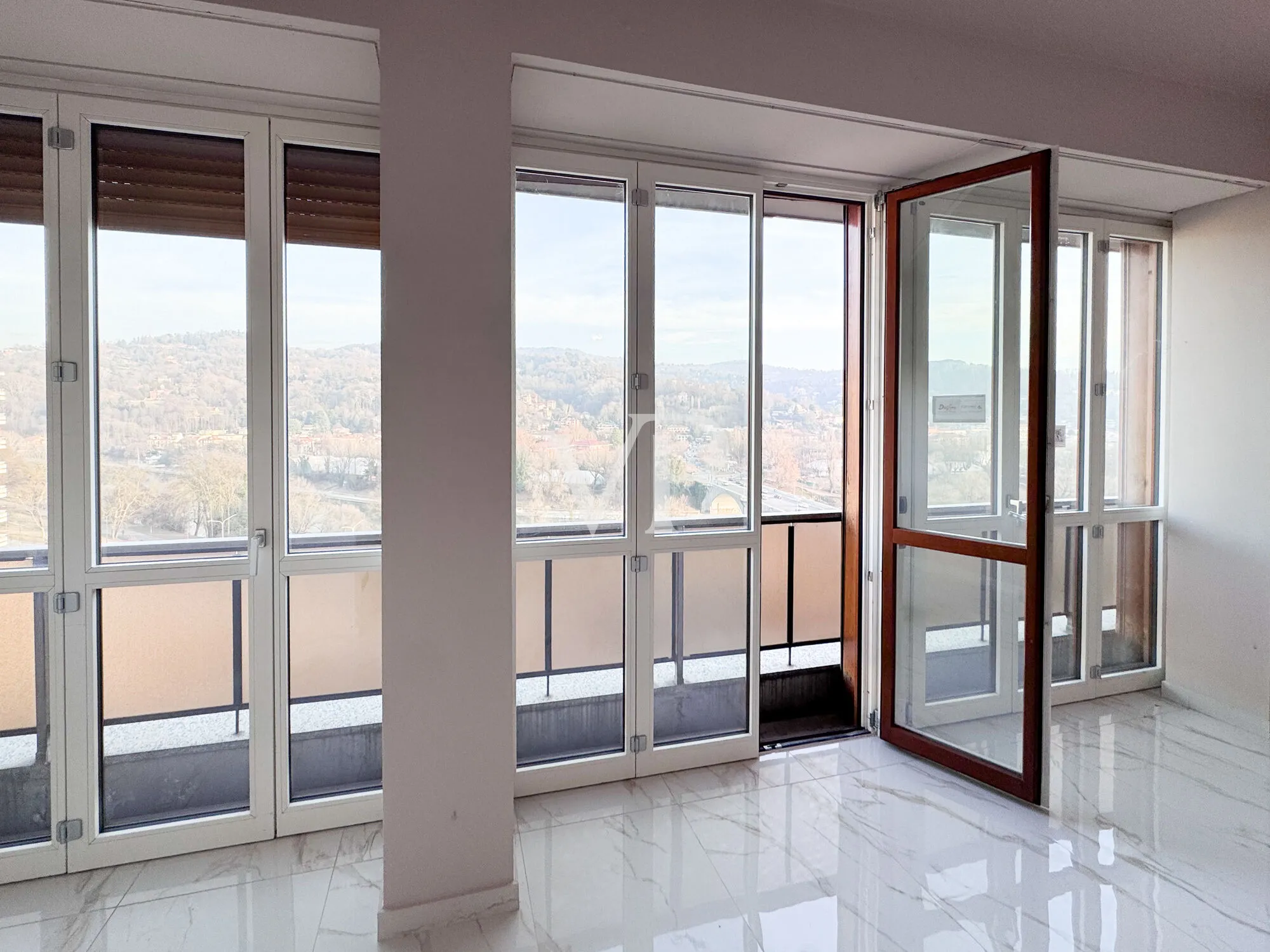 Elegant high-floor apartment finely renovated