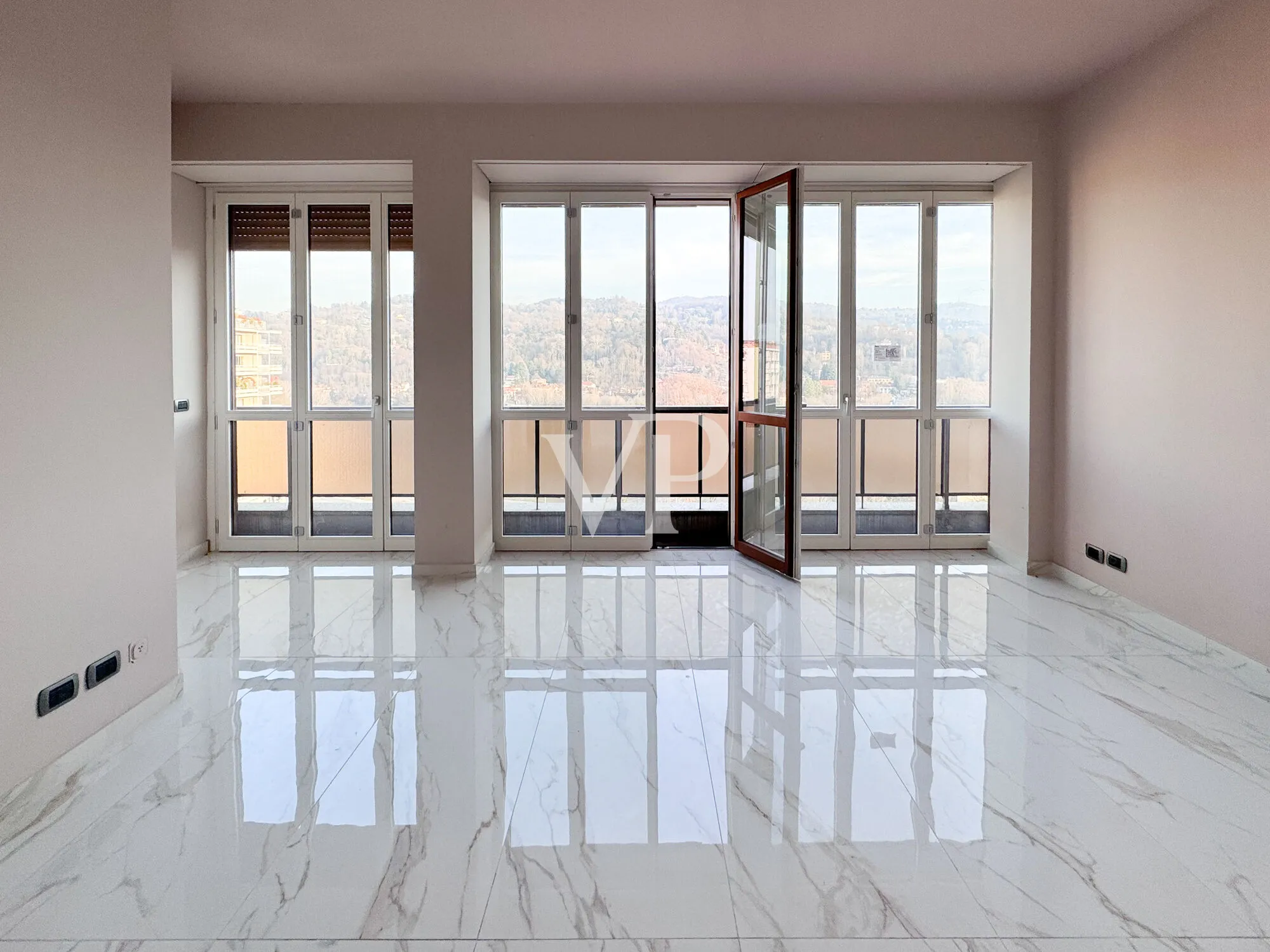 Elegant high-floor apartment finely renovated