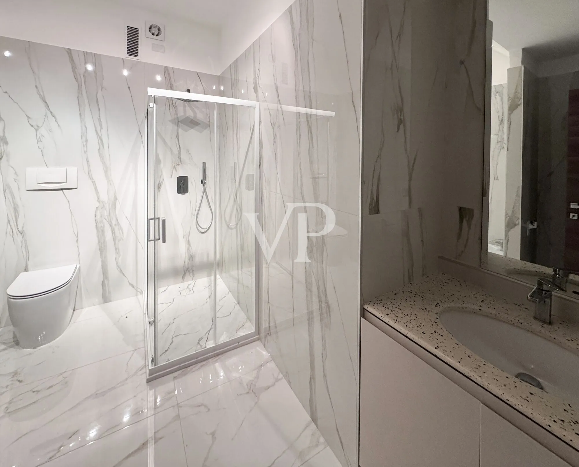 Elegant high-floor apartment finely renovated