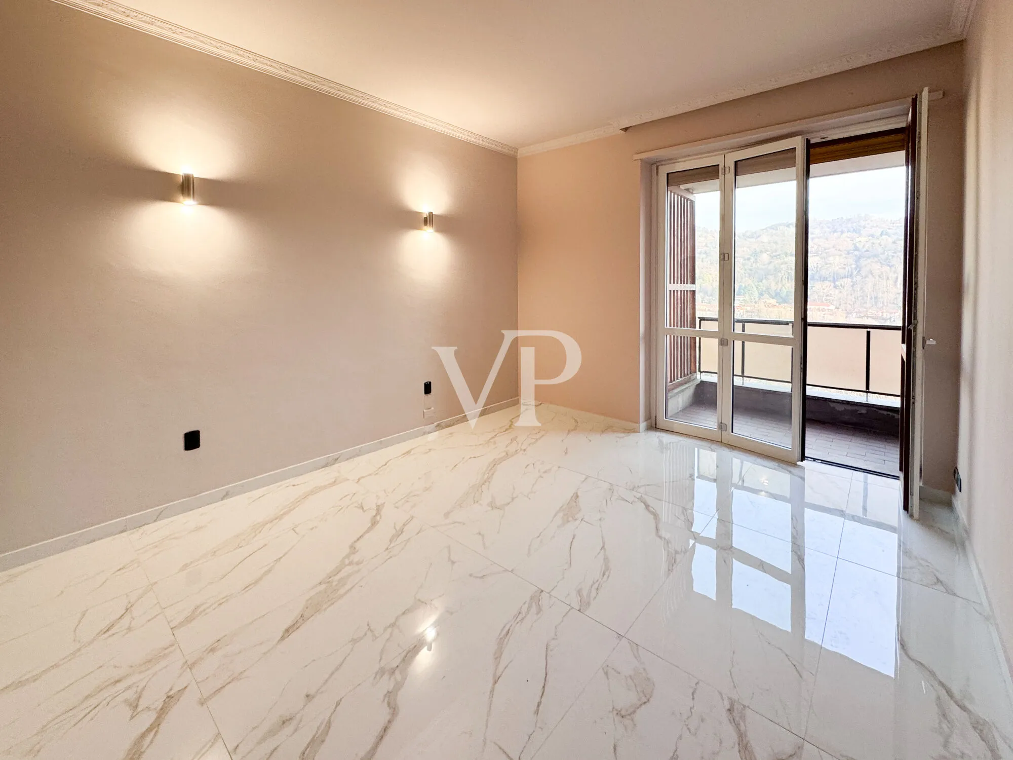 Elegant high-floor apartment finely renovated