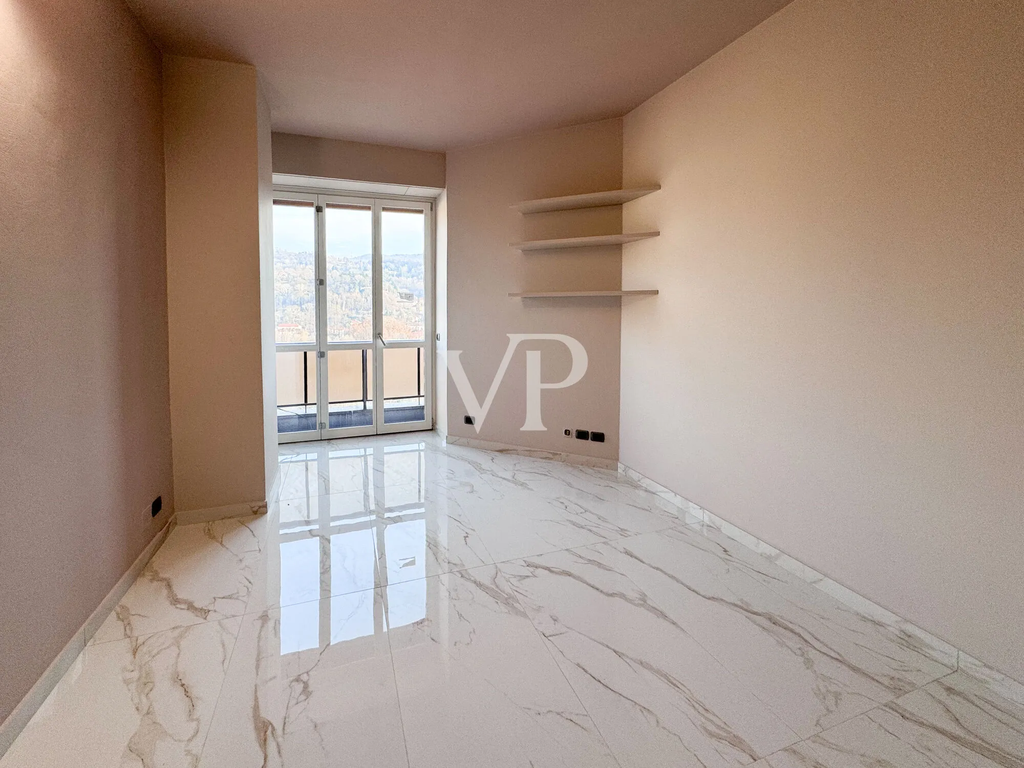 Elegant high-floor apartment finely renovated