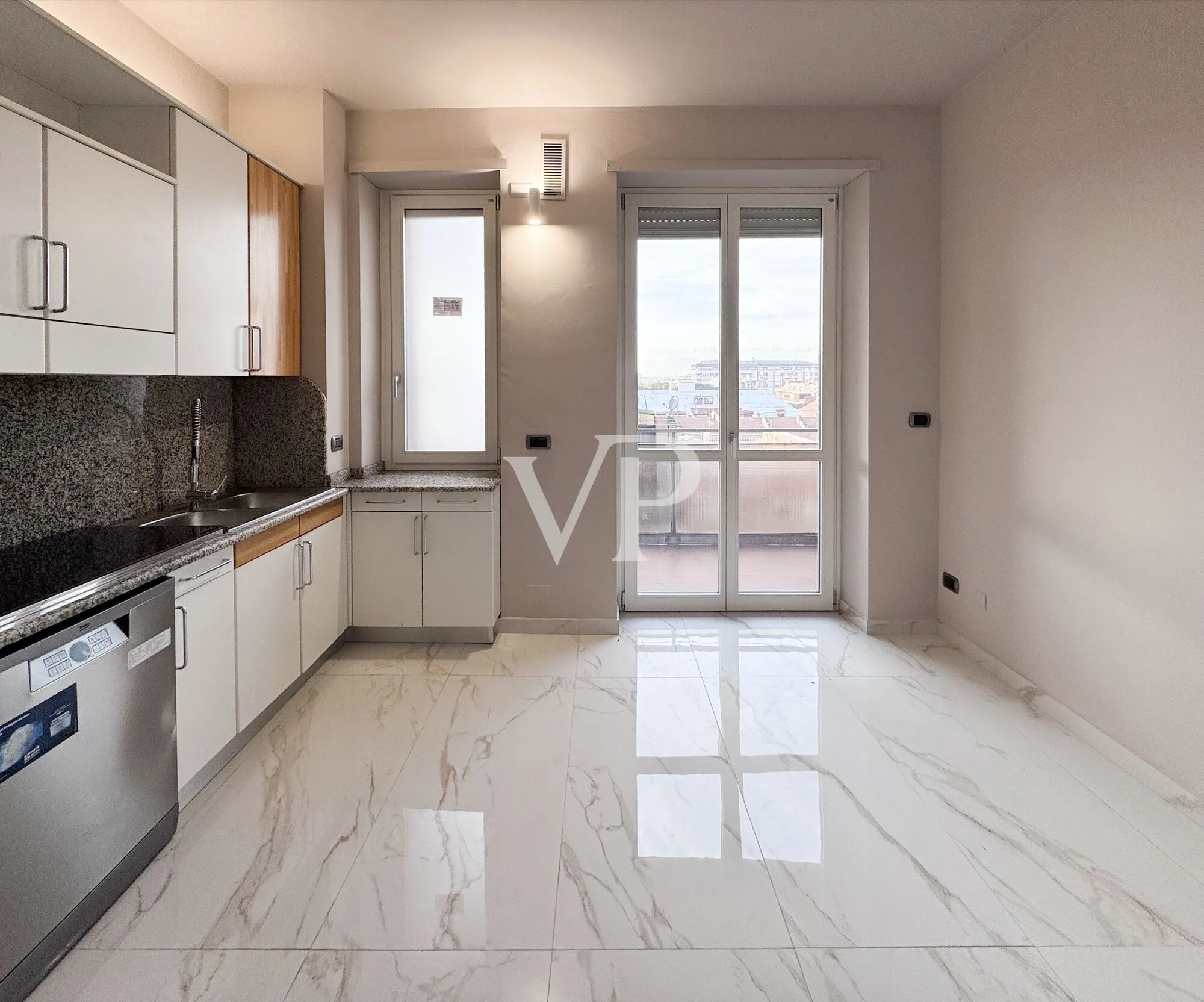 Elegant high-floor apartment finely renovated