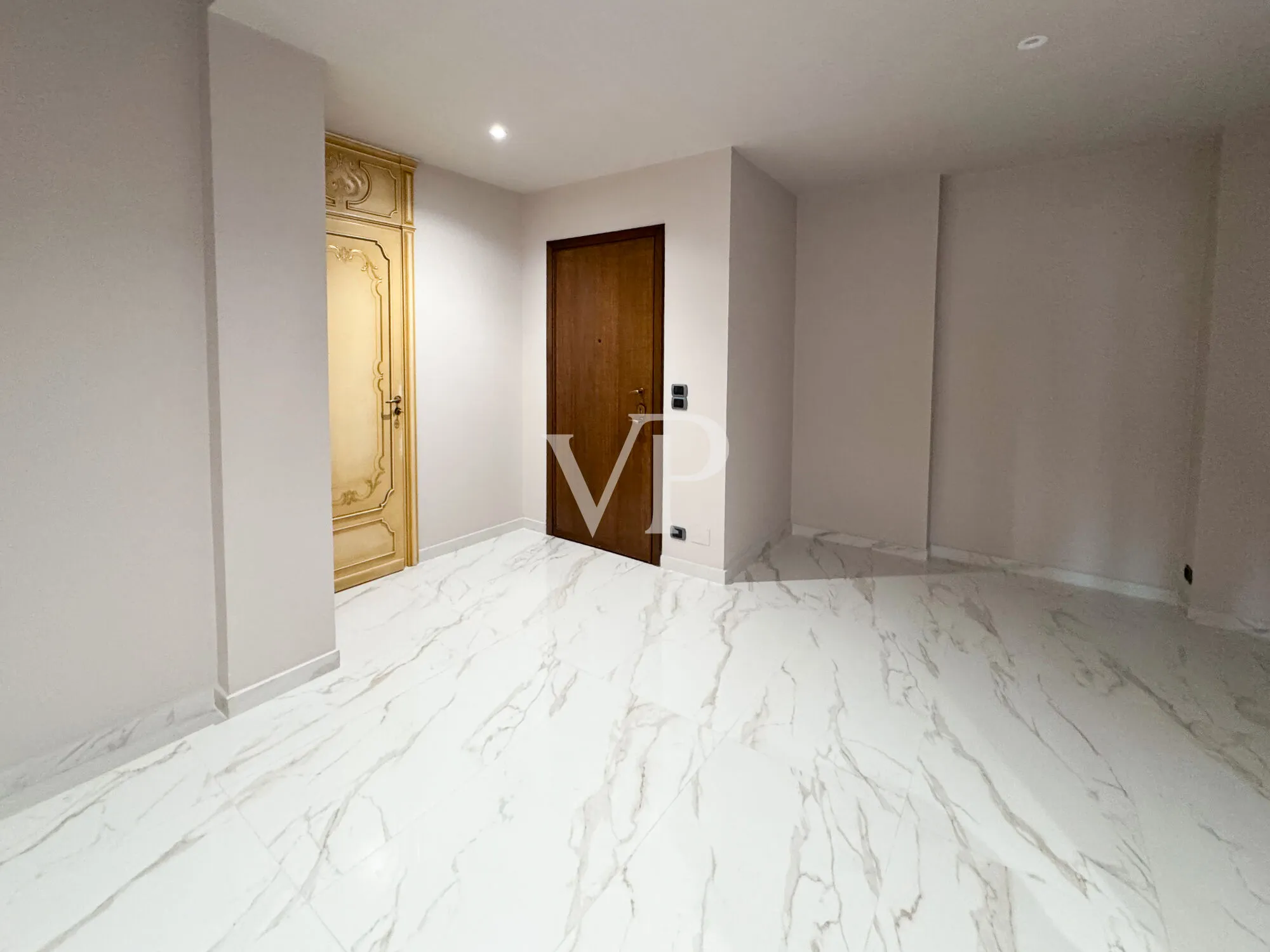 Elegant high-floor apartment finely renovated