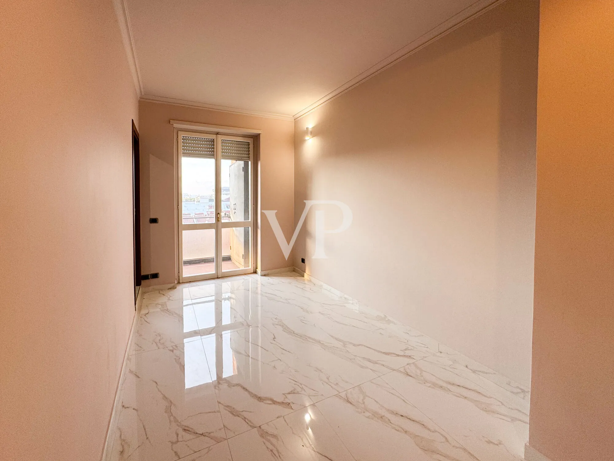 Elegant high-floor apartment finely renovated