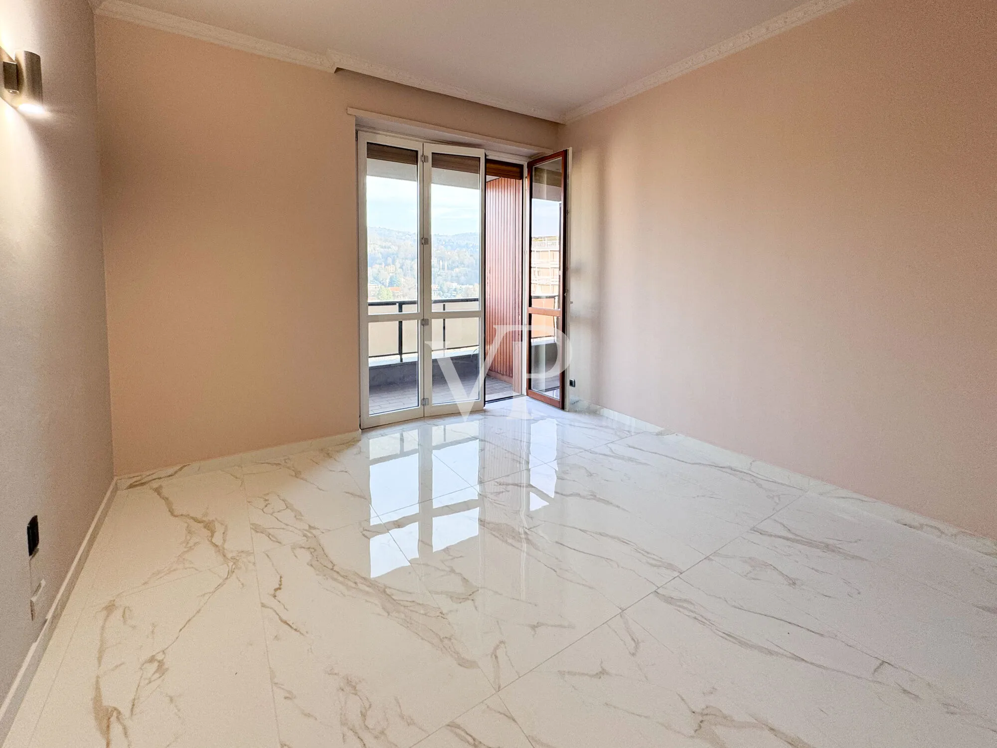 Elegant high-floor apartment finely renovated