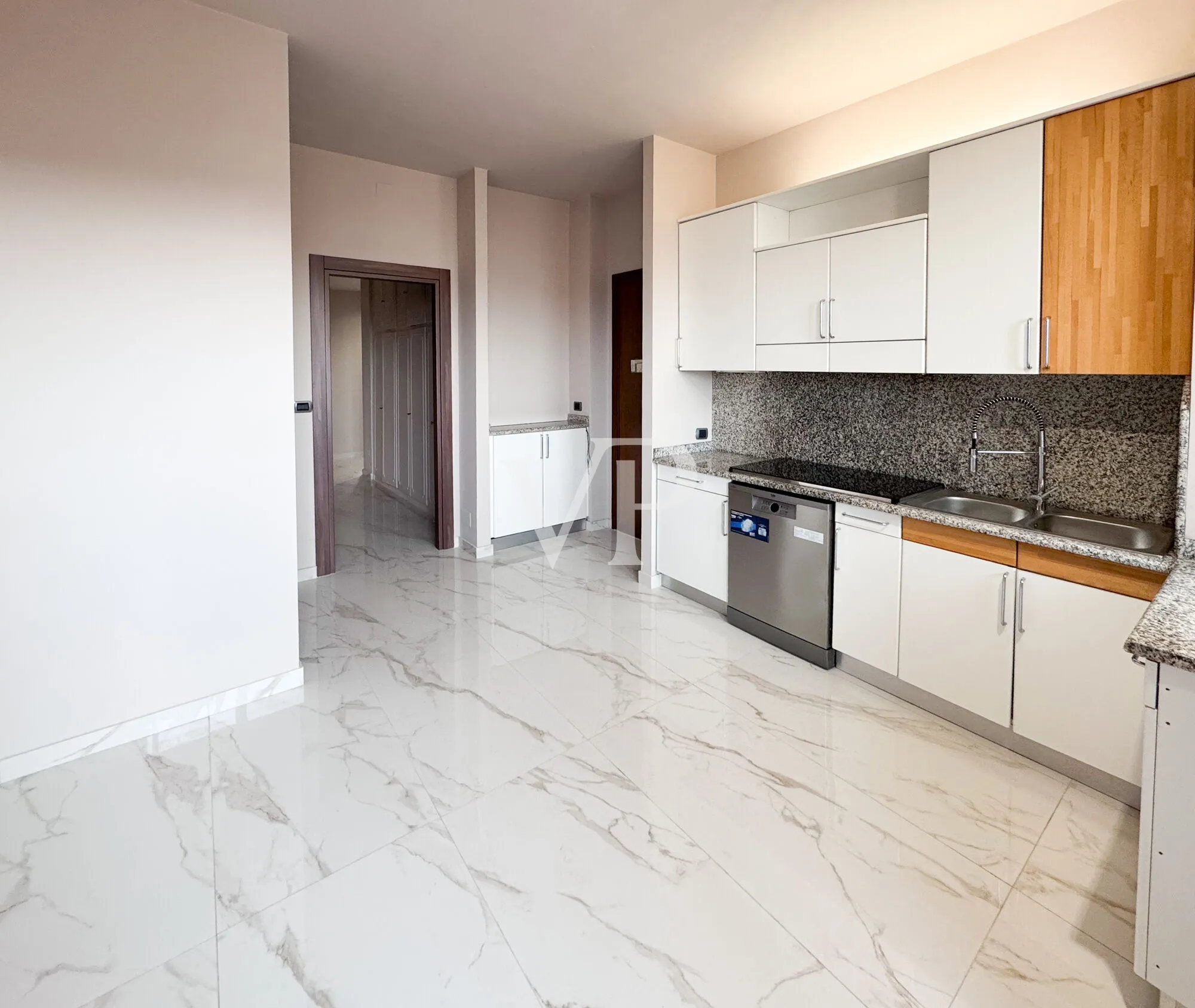 Elegant high-floor apartment finely renovated