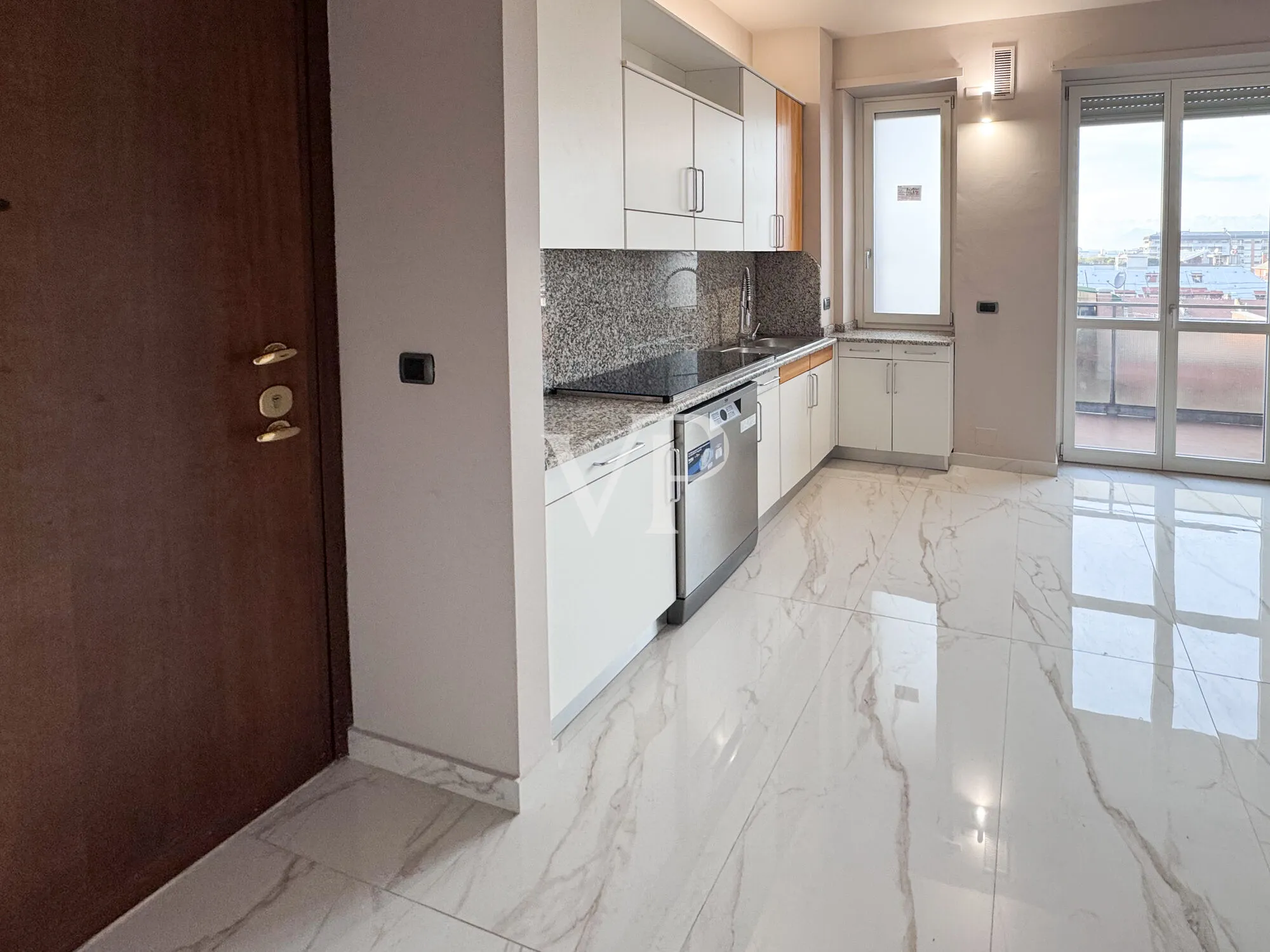 Elegant high-floor apartment finely renovated