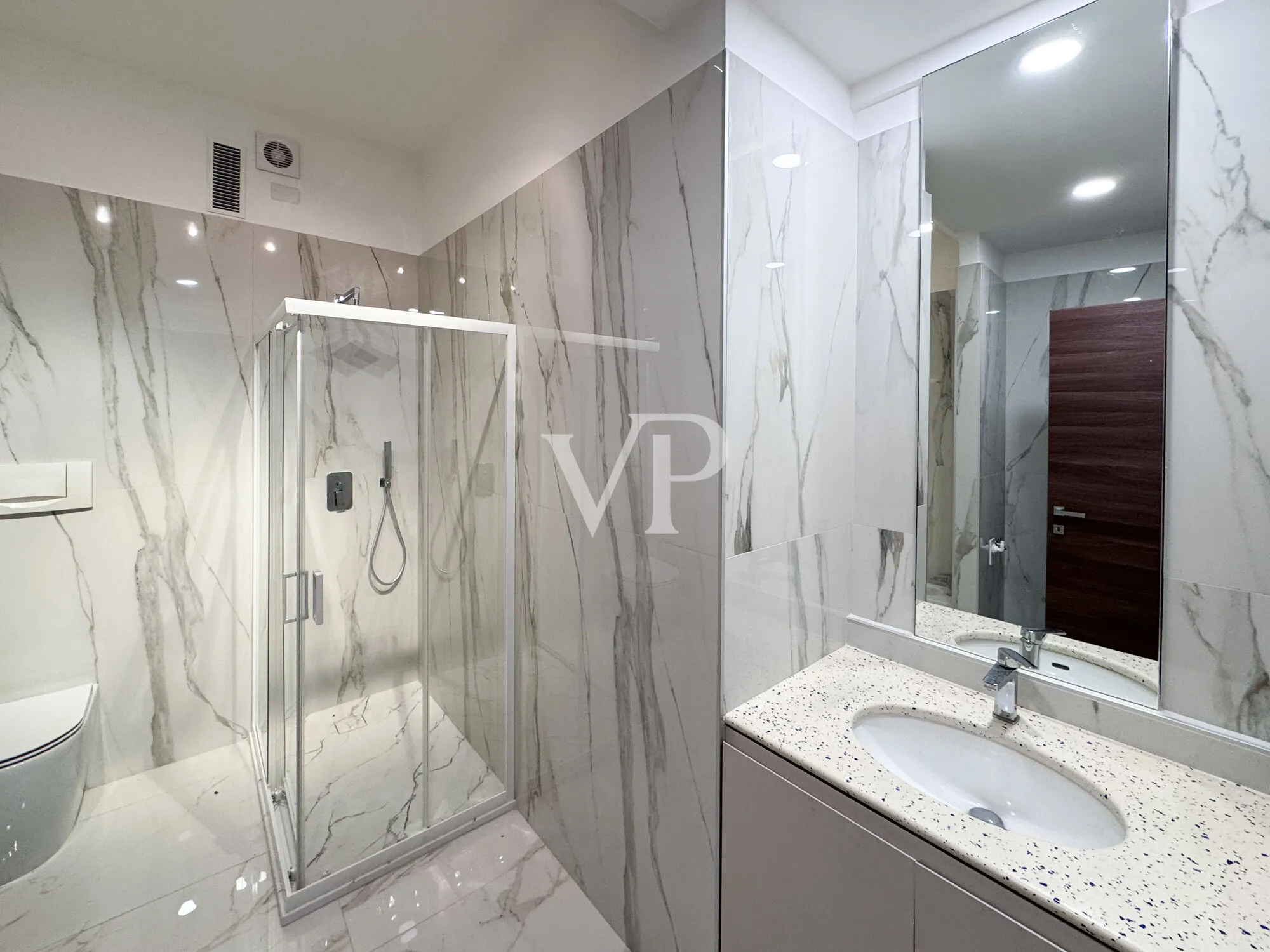 Elegant high-floor apartment finely renovated