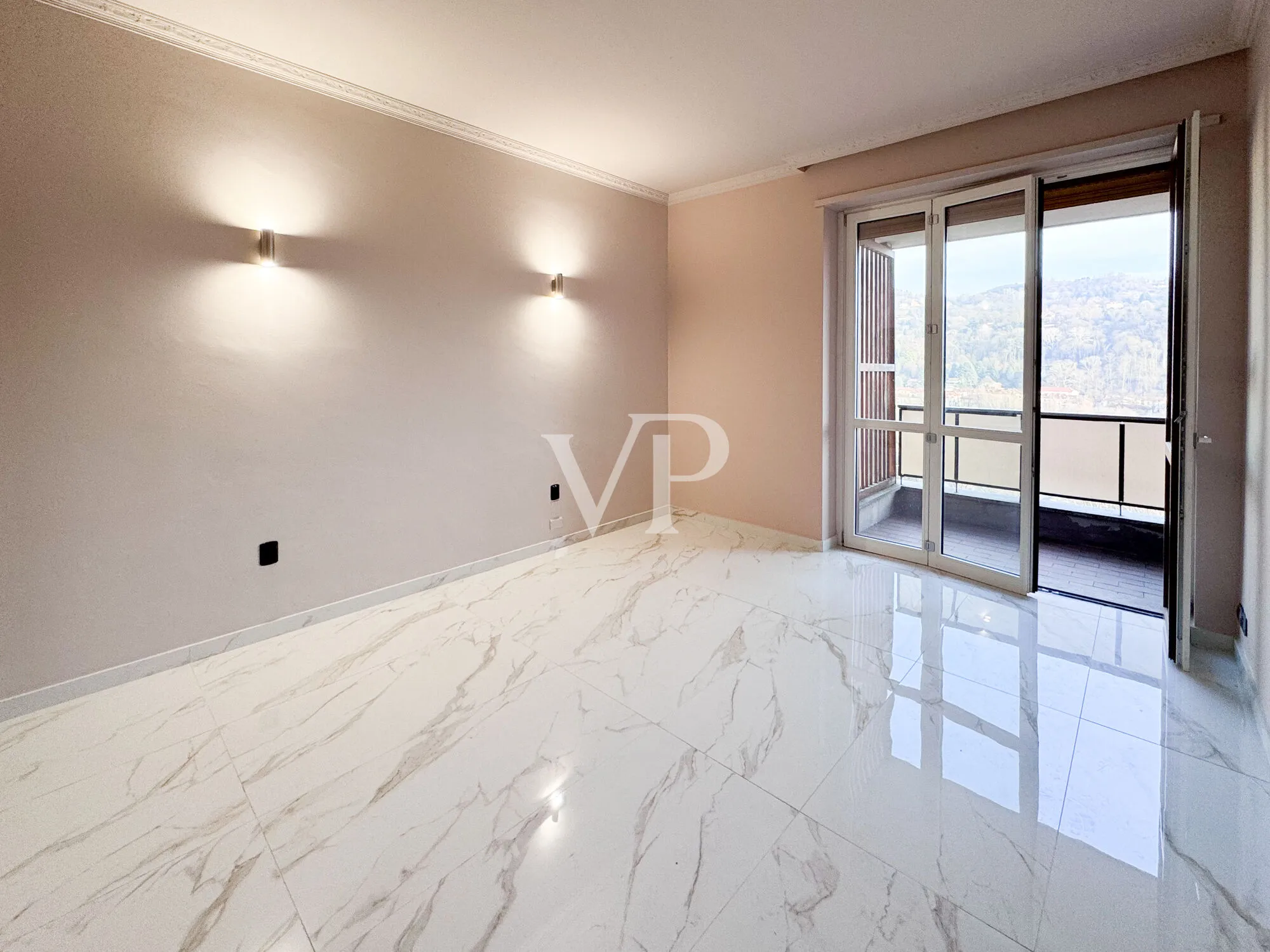 Elegant high-floor apartment finely renovated