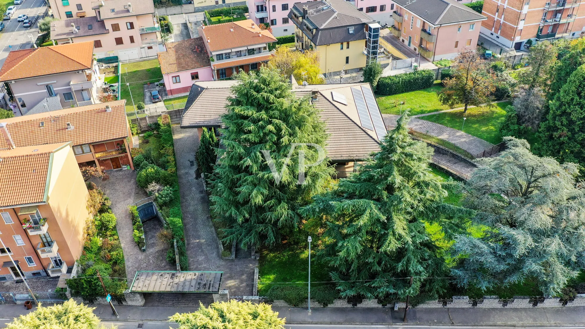 Prestigious multi-family villa on three levels with garden