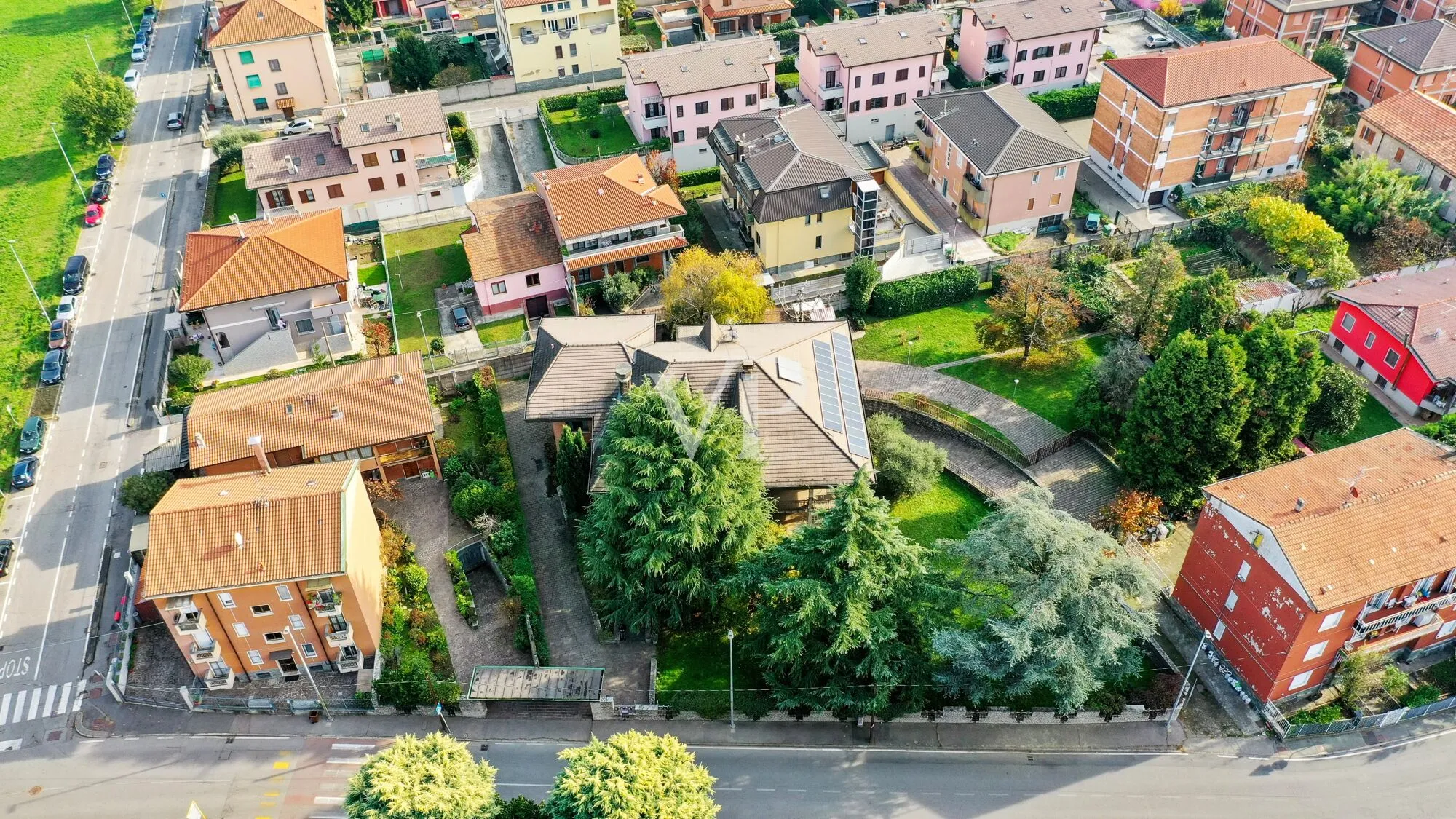 Prestigious multi-family villa on three levels with garden