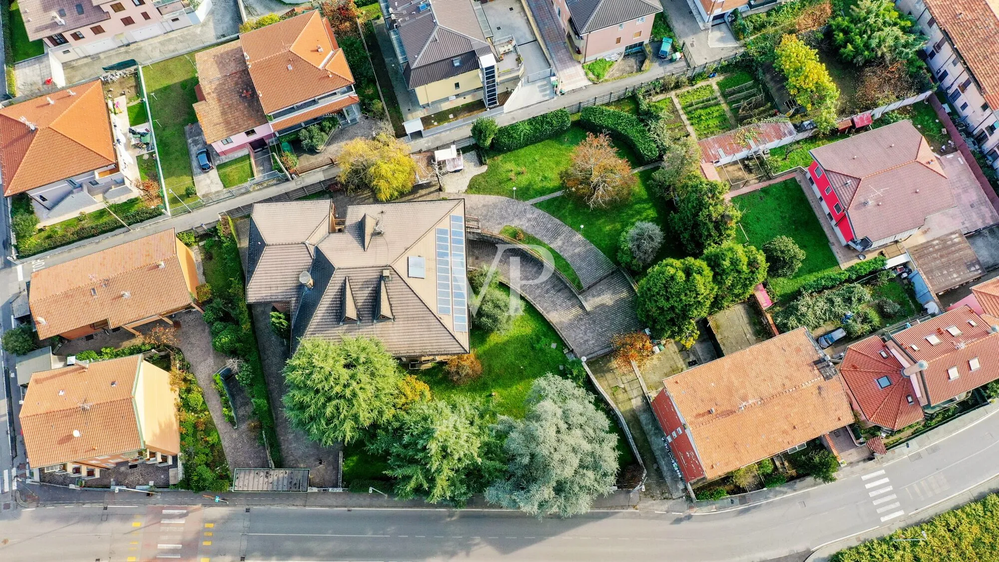 Prestigious multi-family villa on three levels with garden