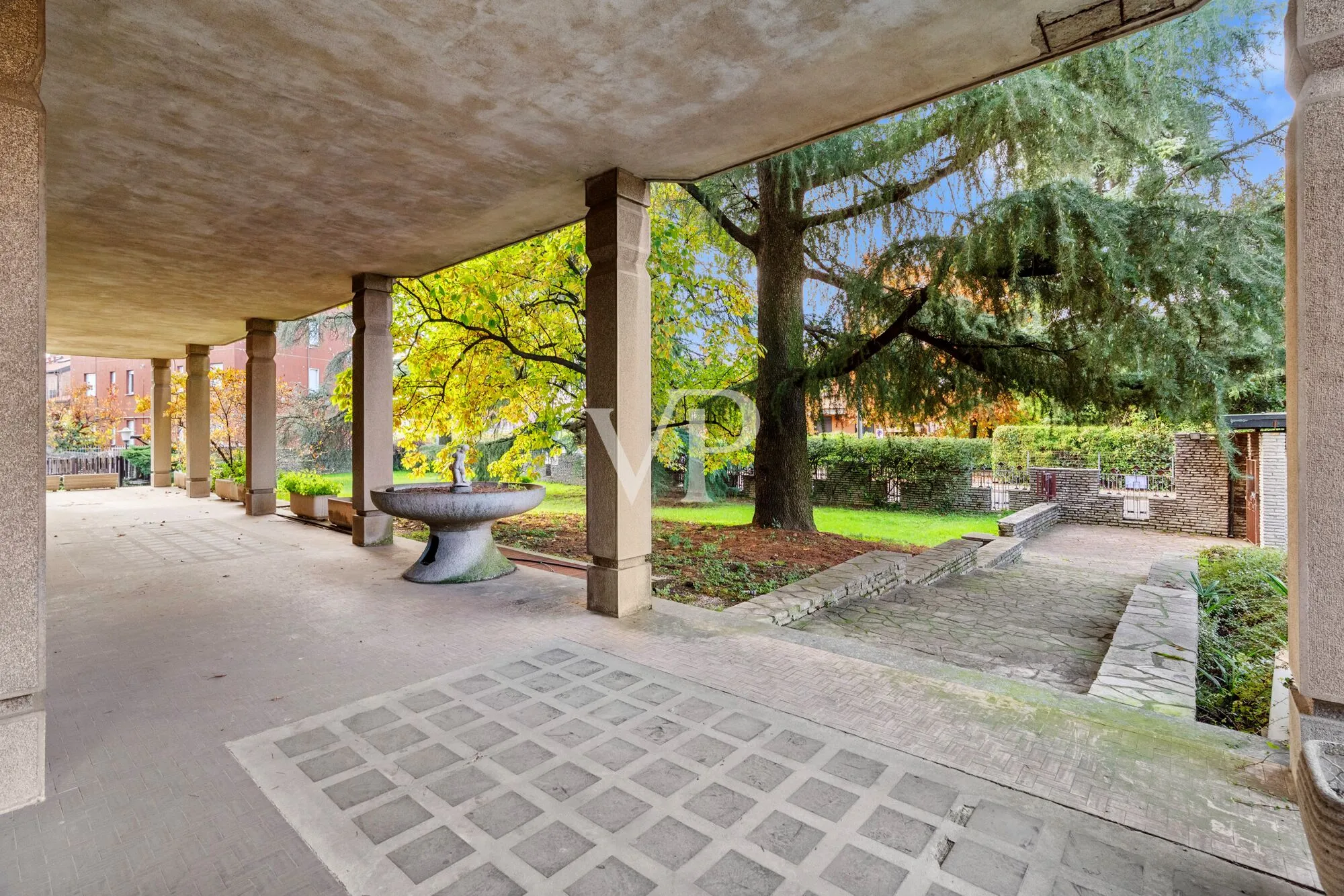 Prestigious multi-family villa on three levels with garden