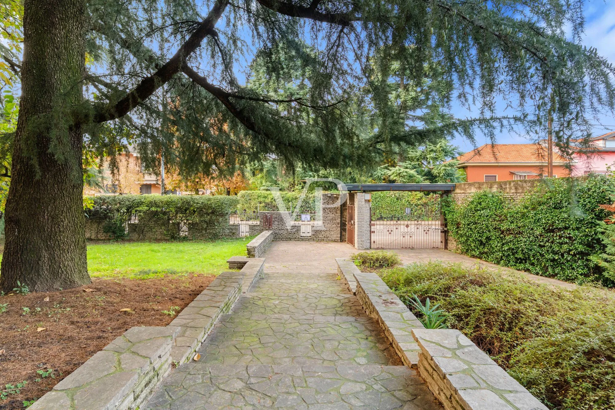 Prestigious multi-family villa on three levels with garden