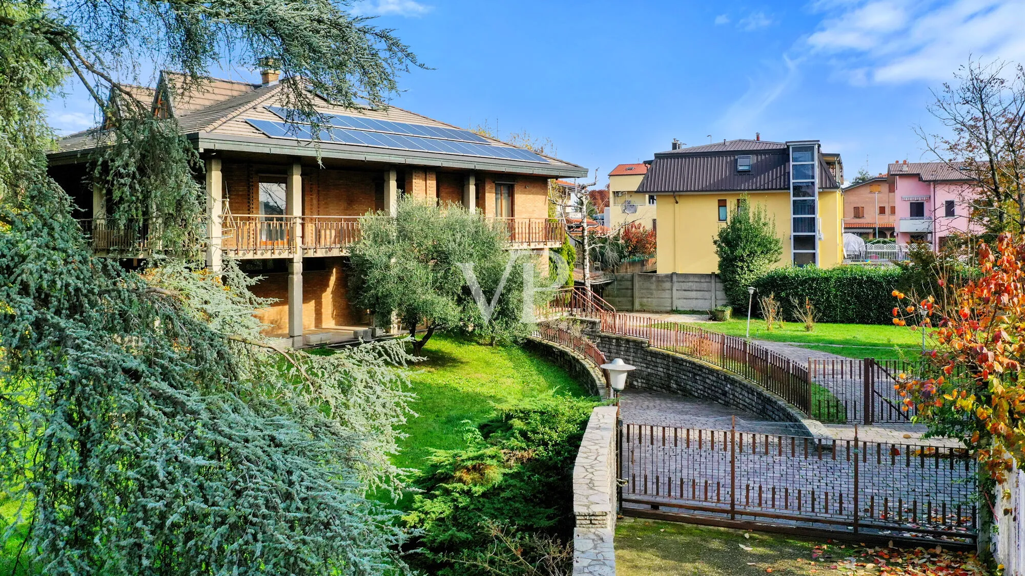 Prestigious multi-family villa on three levels with garden