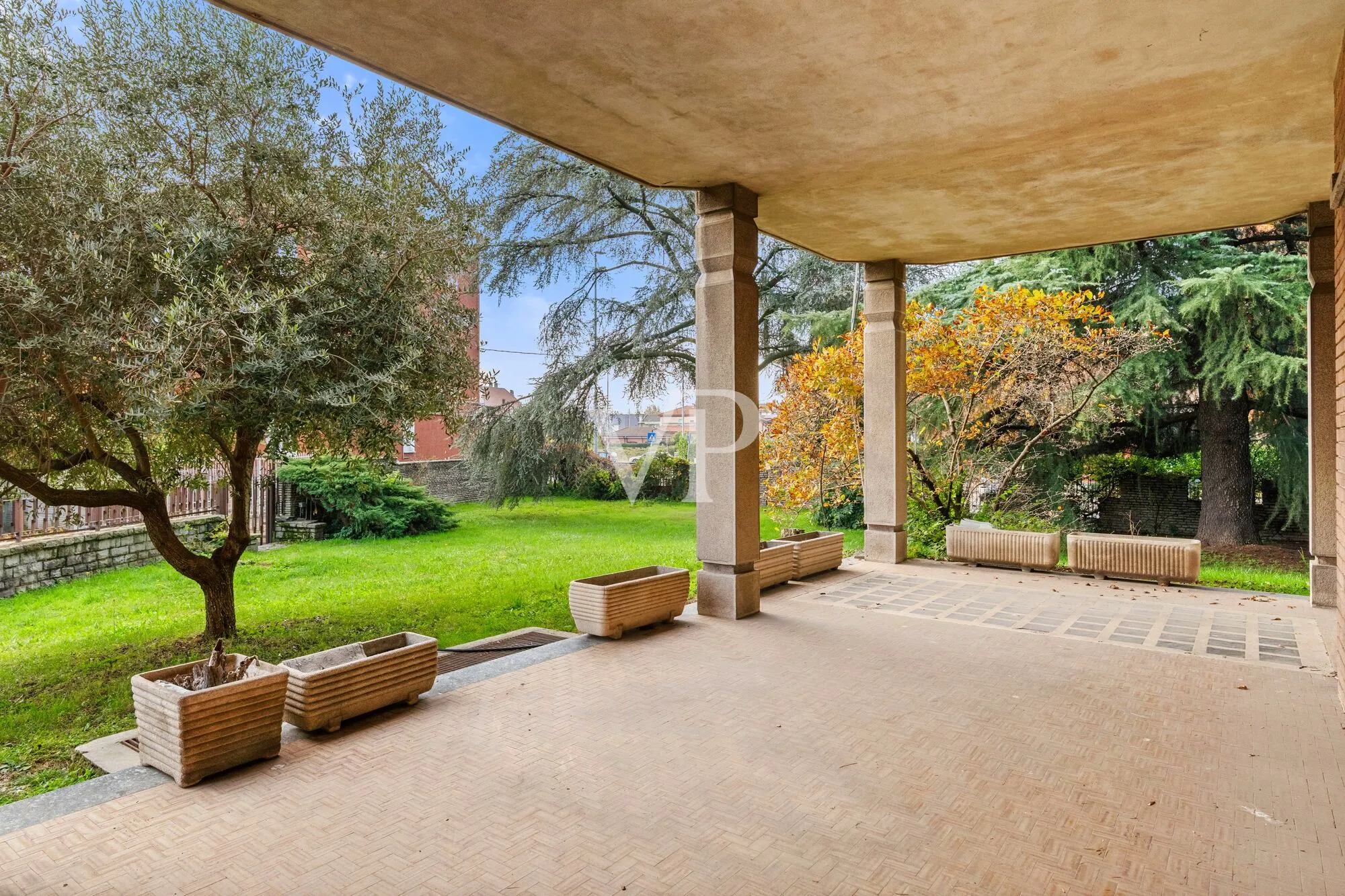 Prestigious multi-family villa on three levels with garden