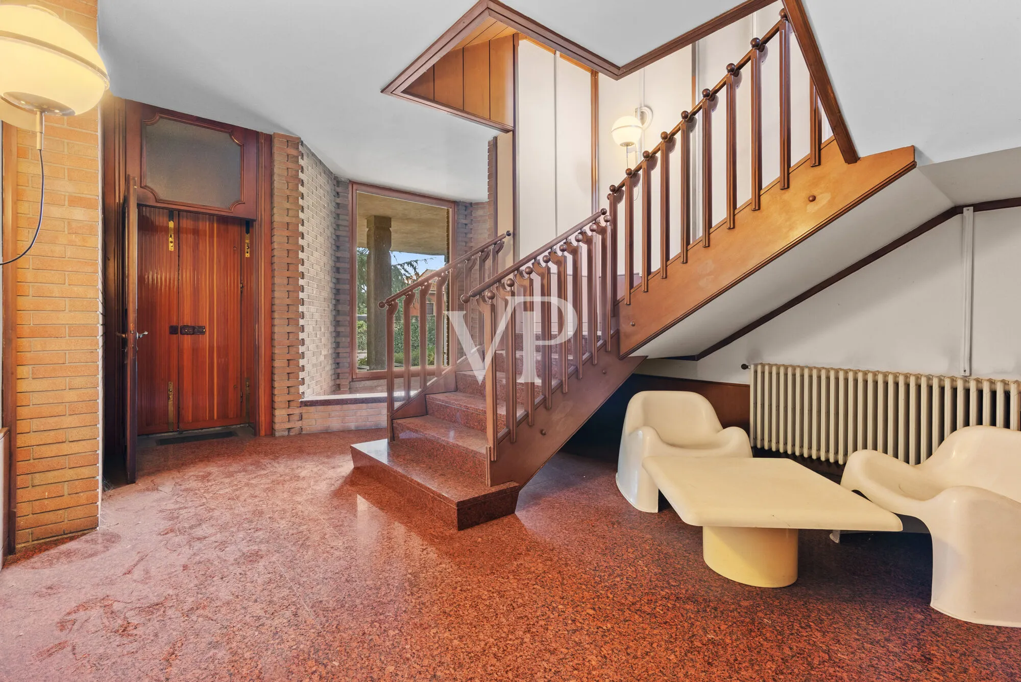 Prestigious multi-family villa on three levels with garden