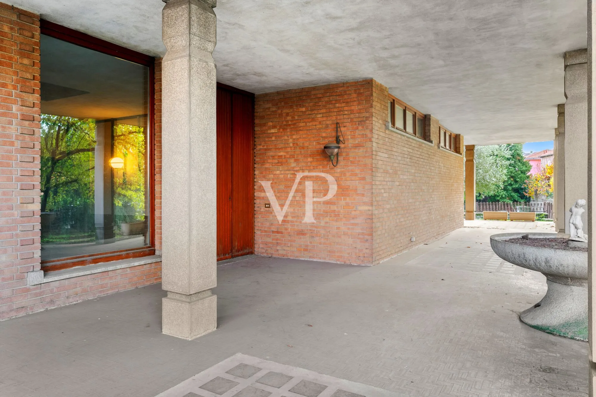 Prestigious multi-family villa on three levels with garden