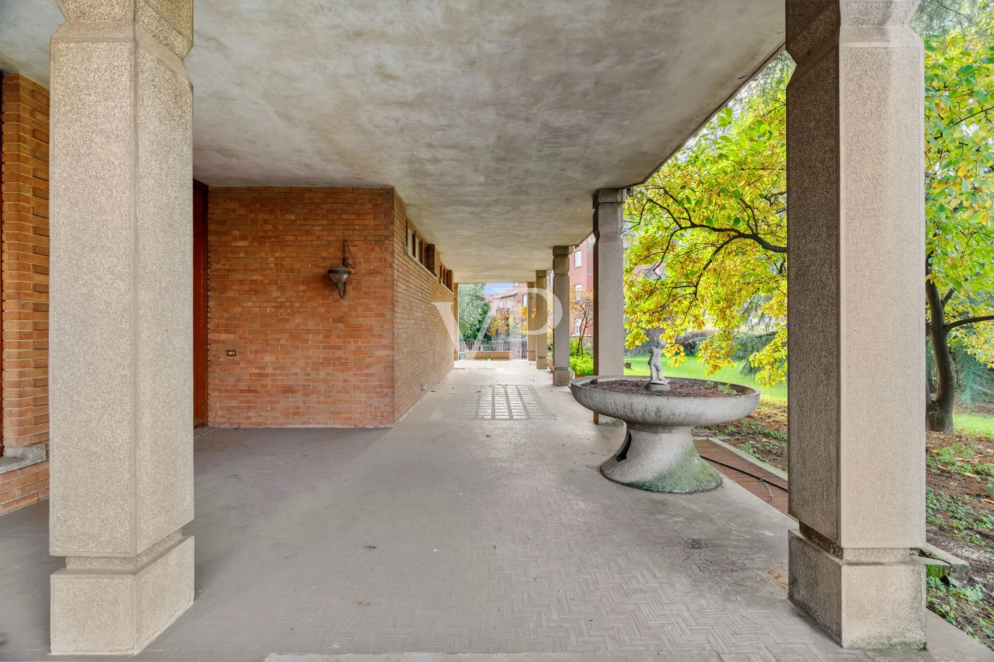 Prestigious multi-family villa on three levels with garden