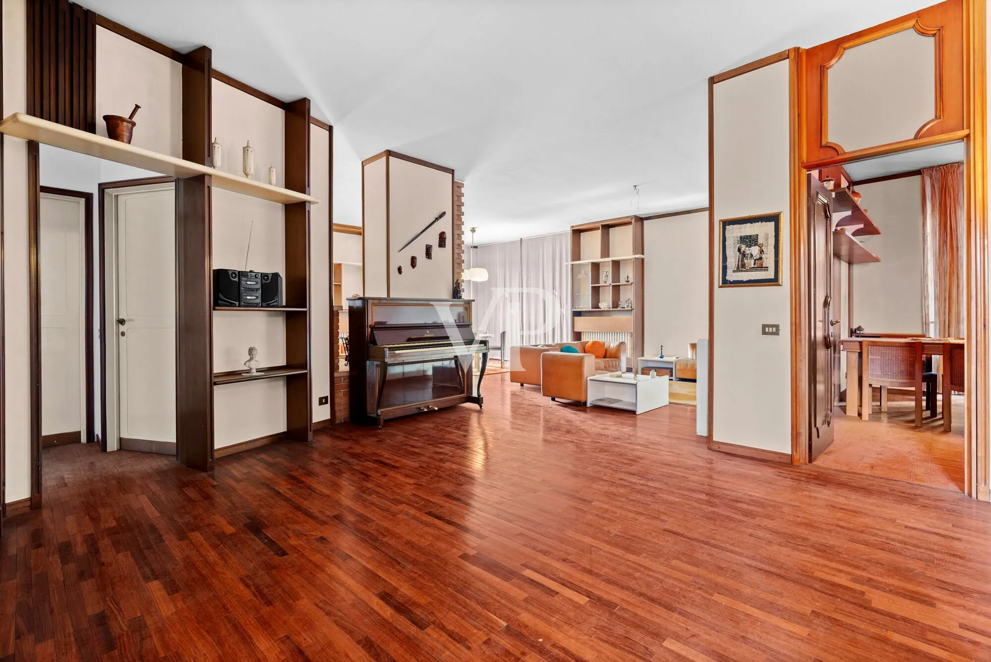 Prestigious multi-family villa on three levels with garden