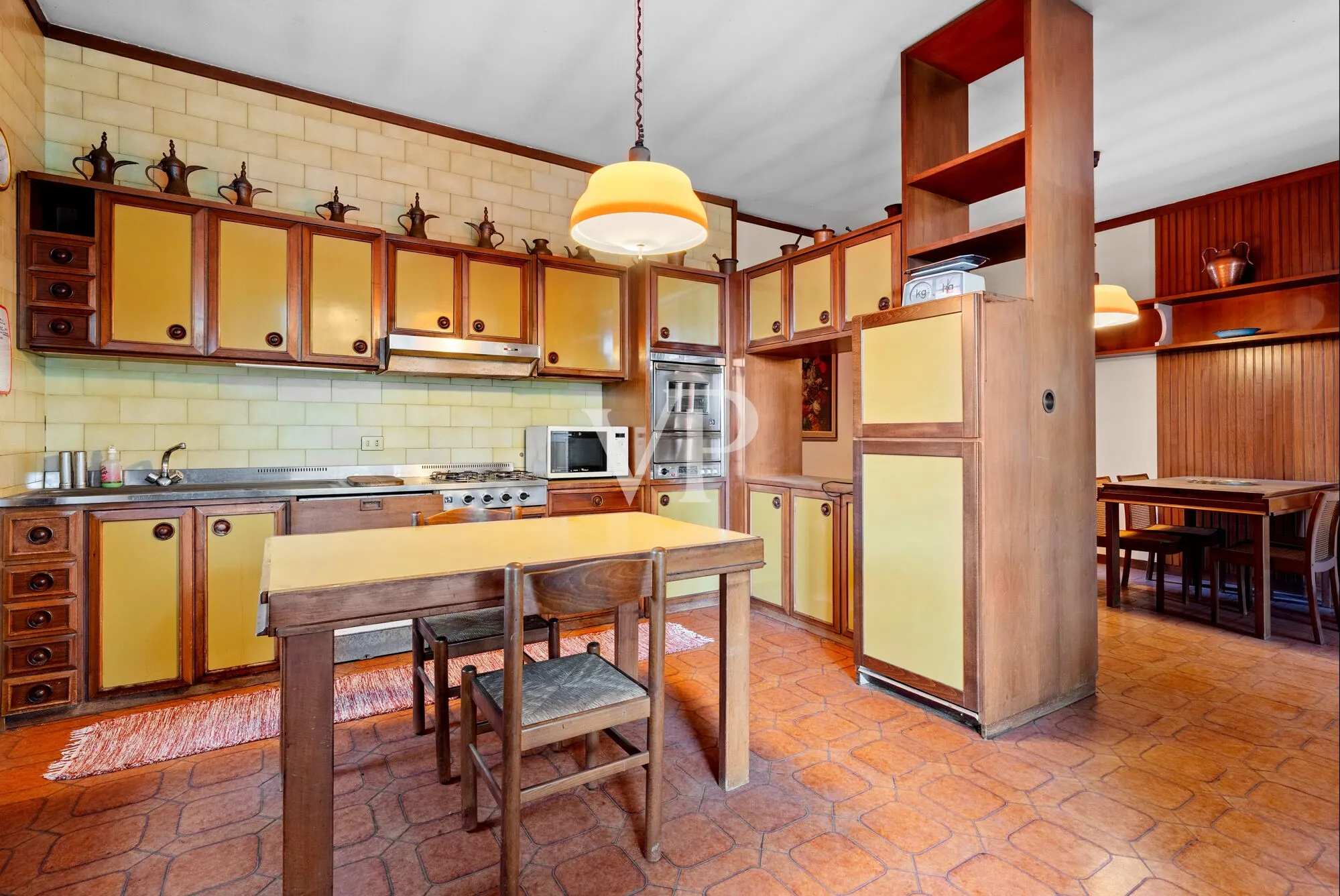 Prestigious multi-family villa on three levels with garden