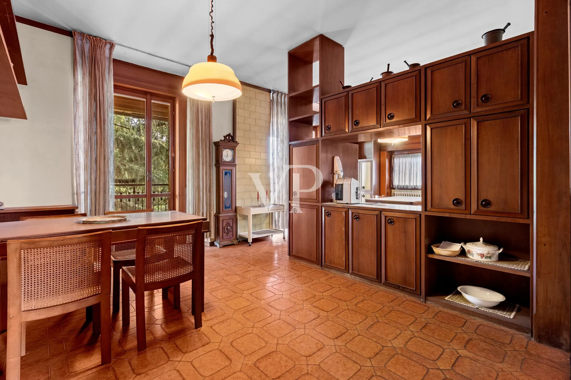 Prestigious multi-family villa on three levels with garden