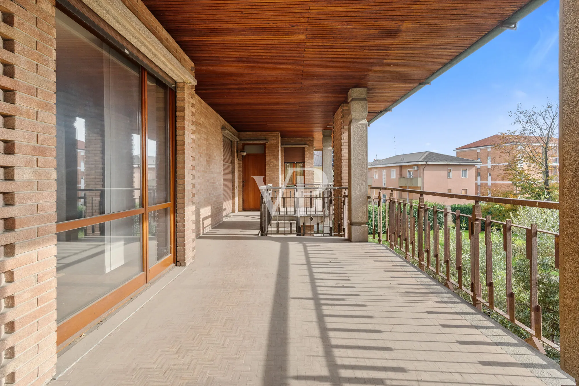 Prestigious multi-family villa on three levels with garden