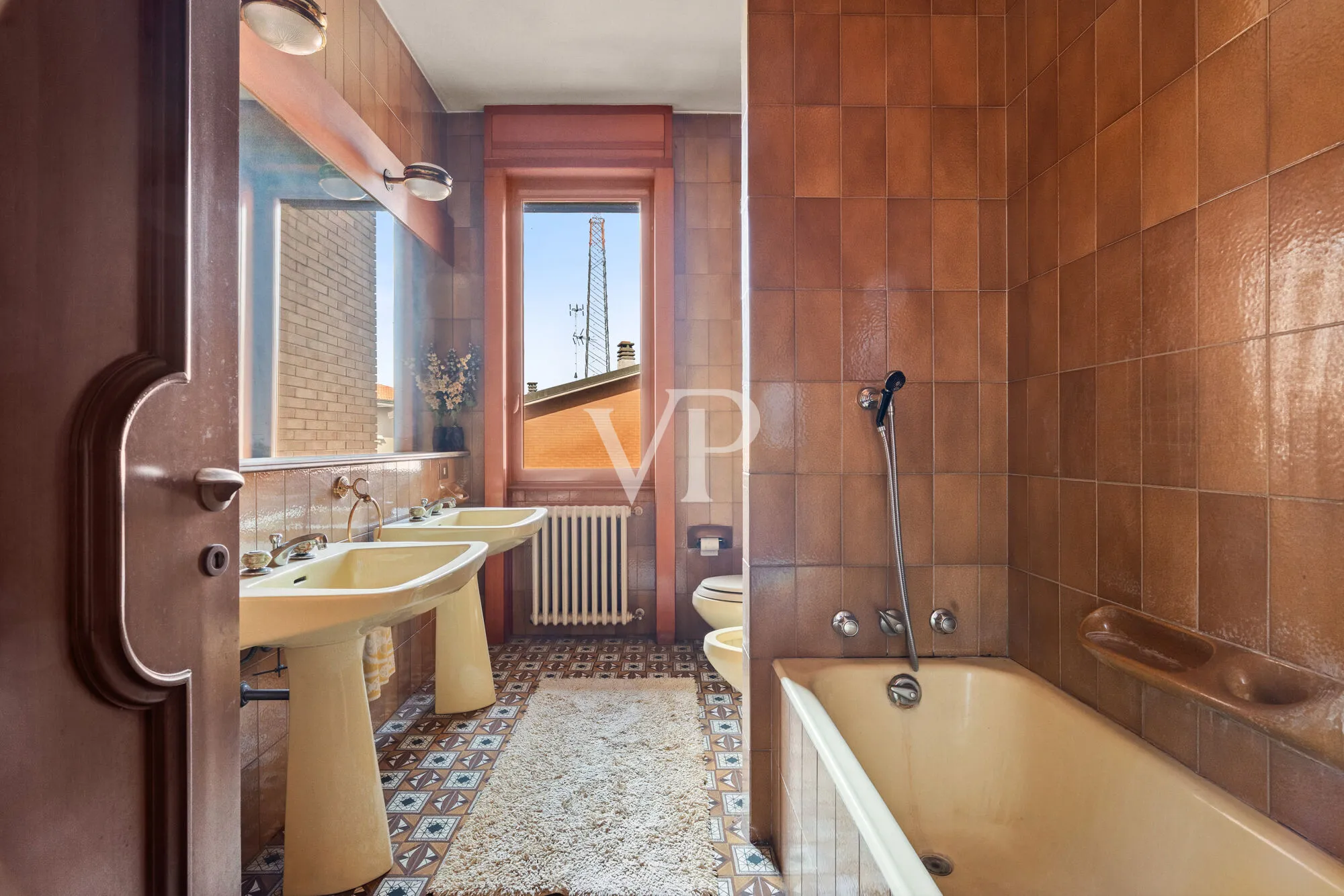 Prestigious multi-family villa on three levels with garden