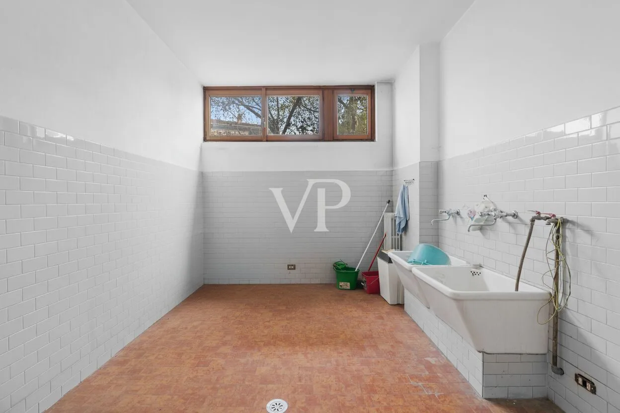 Prestigious multi-family villa on three levels with garden