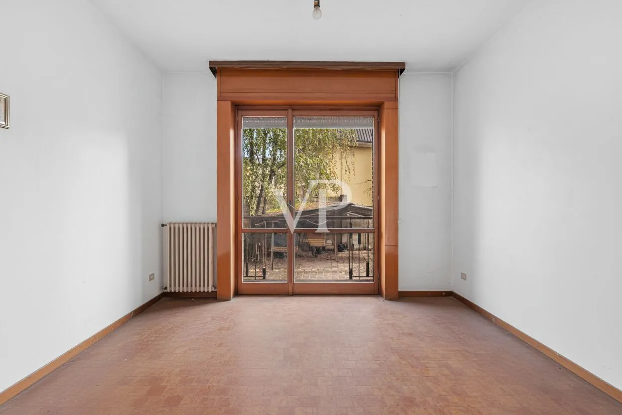 Prestigious multi-family villa on three levels with garden