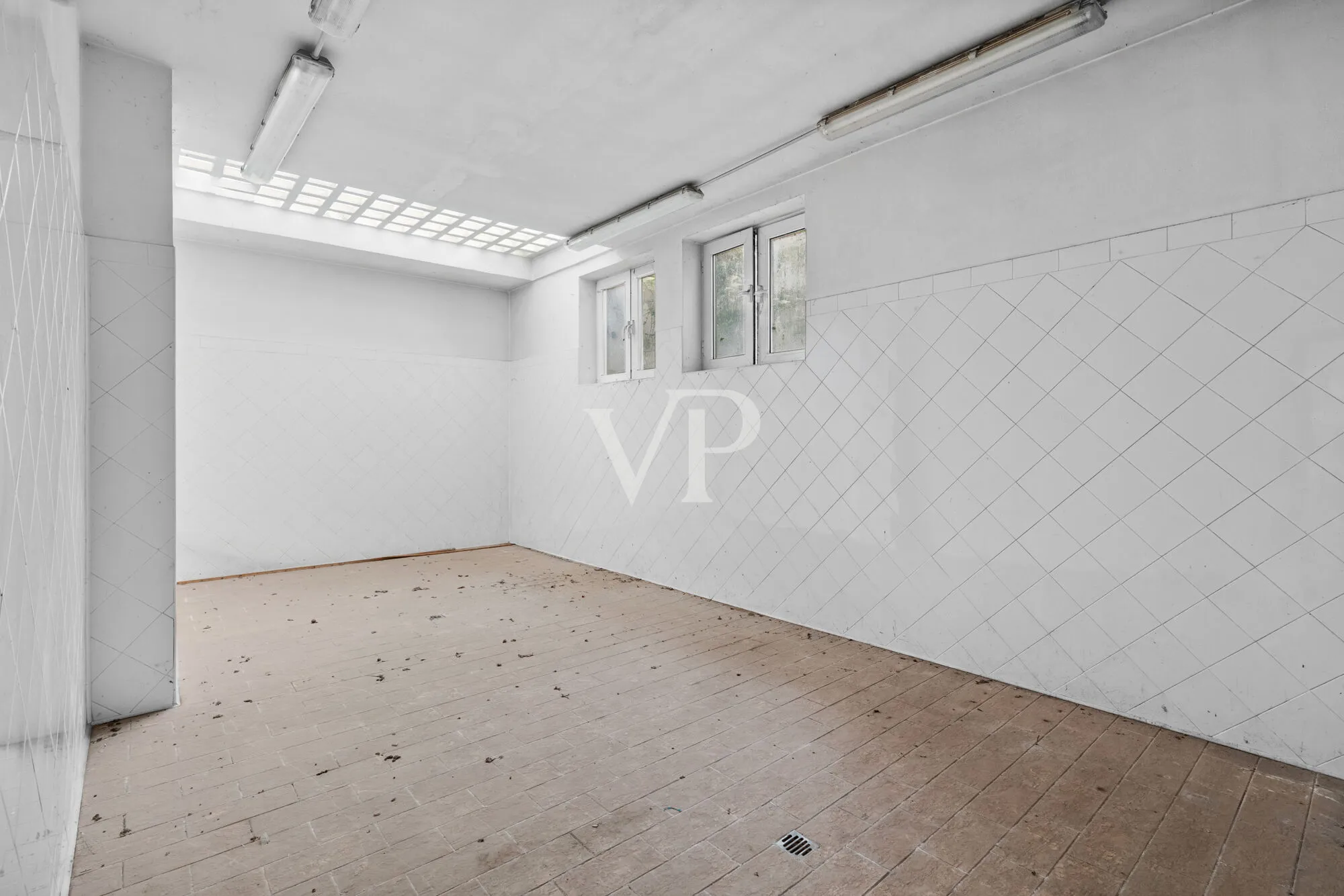 Prestigious multi-family villa on three levels with garden