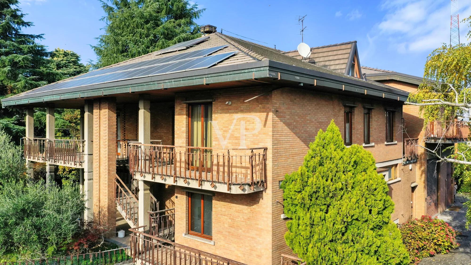 Prestigious multi-family villa on three levels with garden