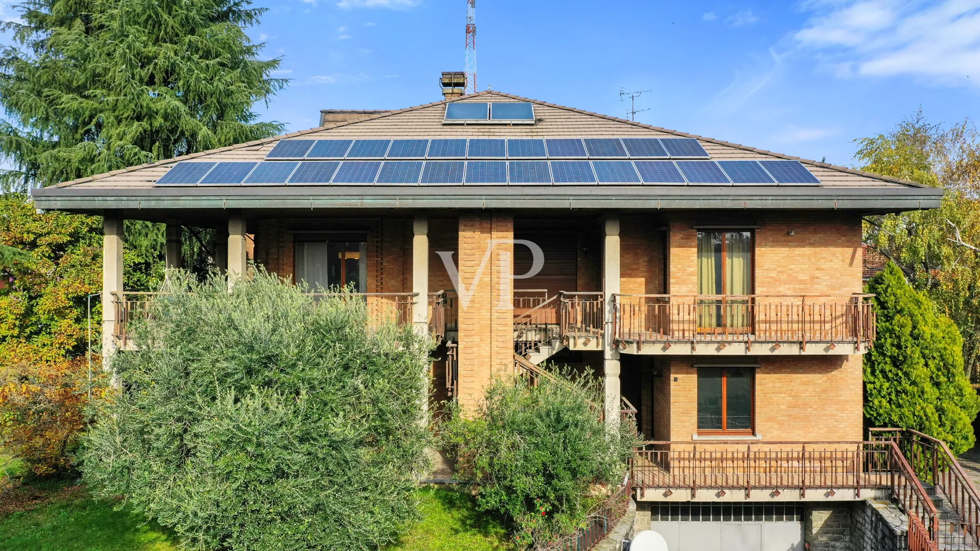 Prestigious multi-family villa on three levels with garden