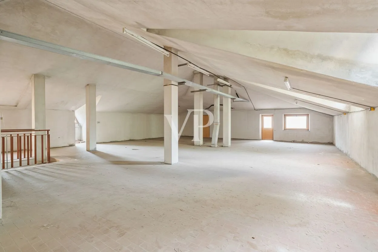 Prestigious multi-family villa on three levels with garden