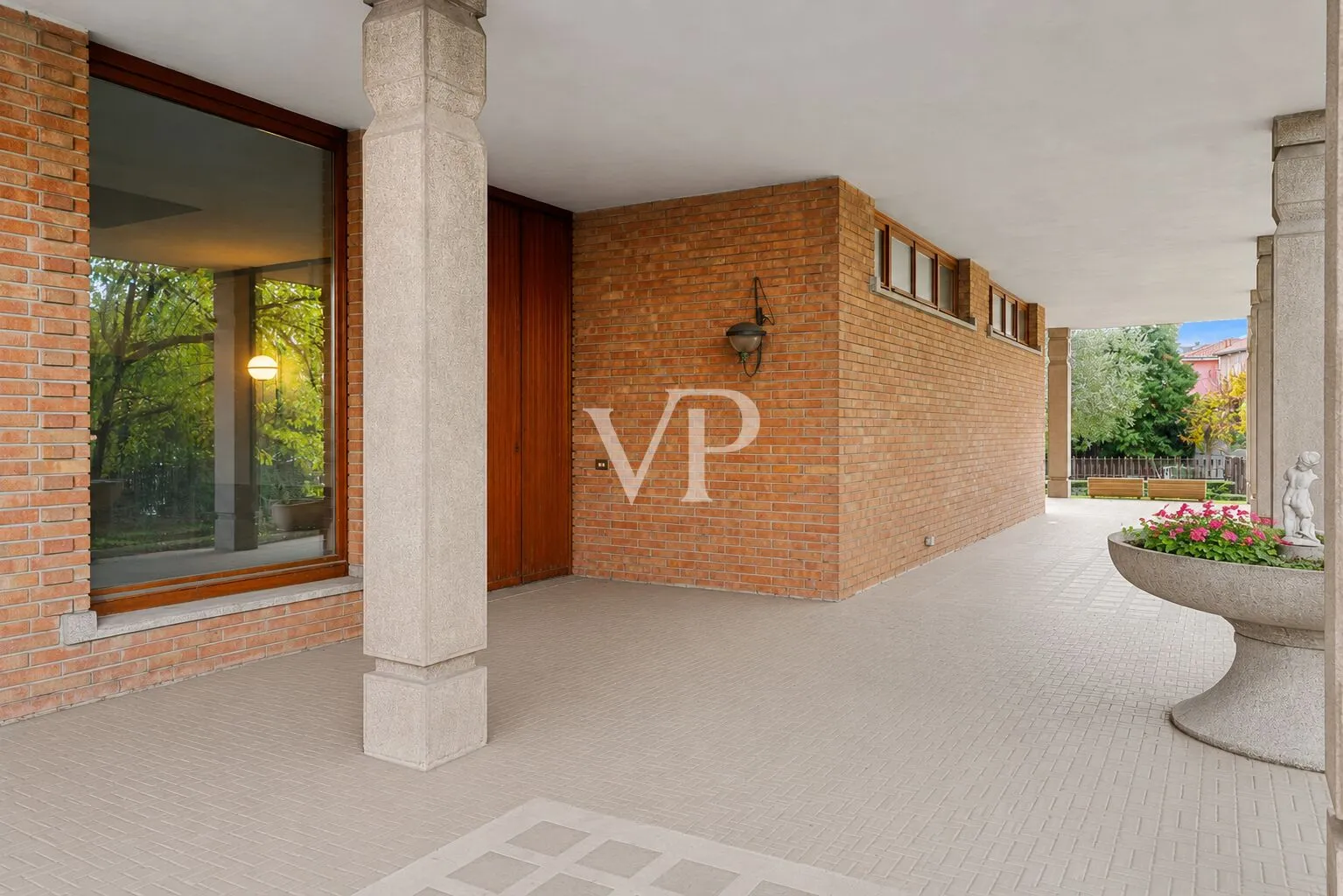 Villa plurifamiliare con ampio giardino privato alle porte di Milano