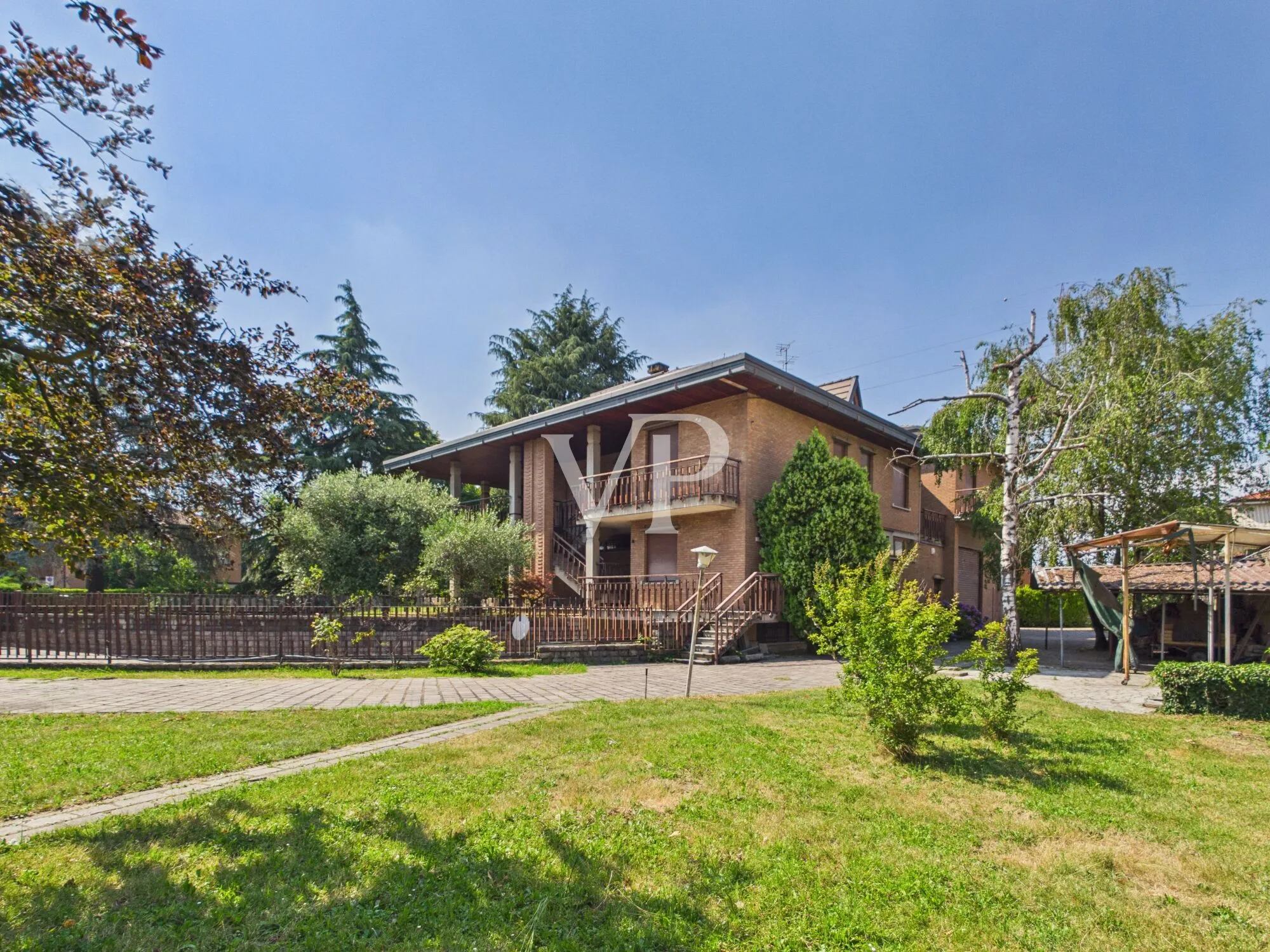 Villa plurifamiliare con ampio giardino privato alle porte di Milano