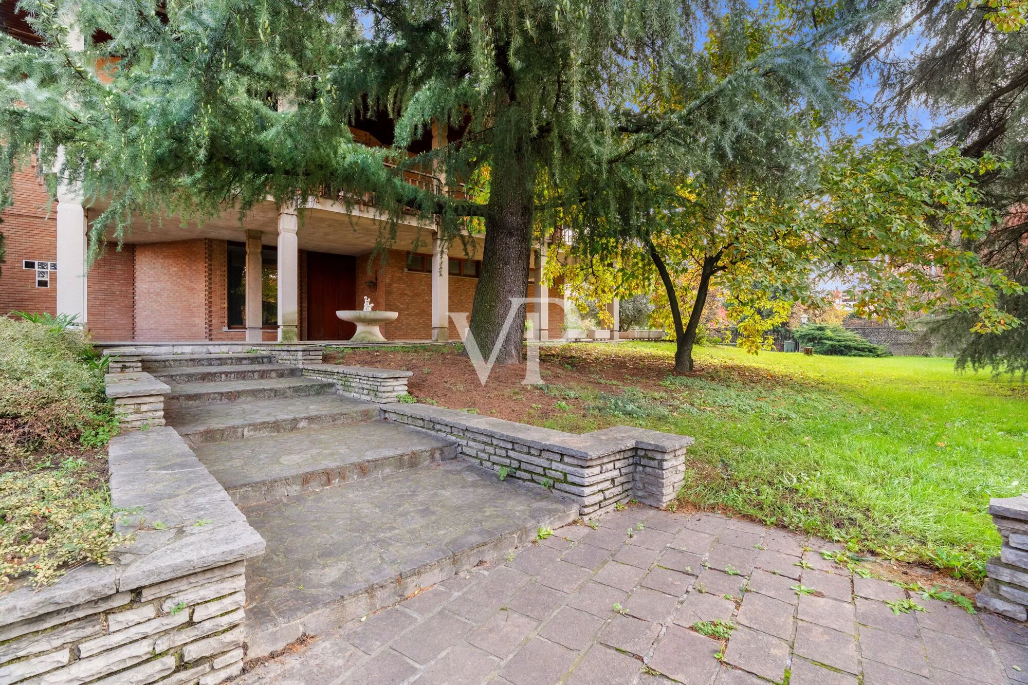 Repräsentative Mehrfamilienhausvilla auf drei Ebenen mit Garten