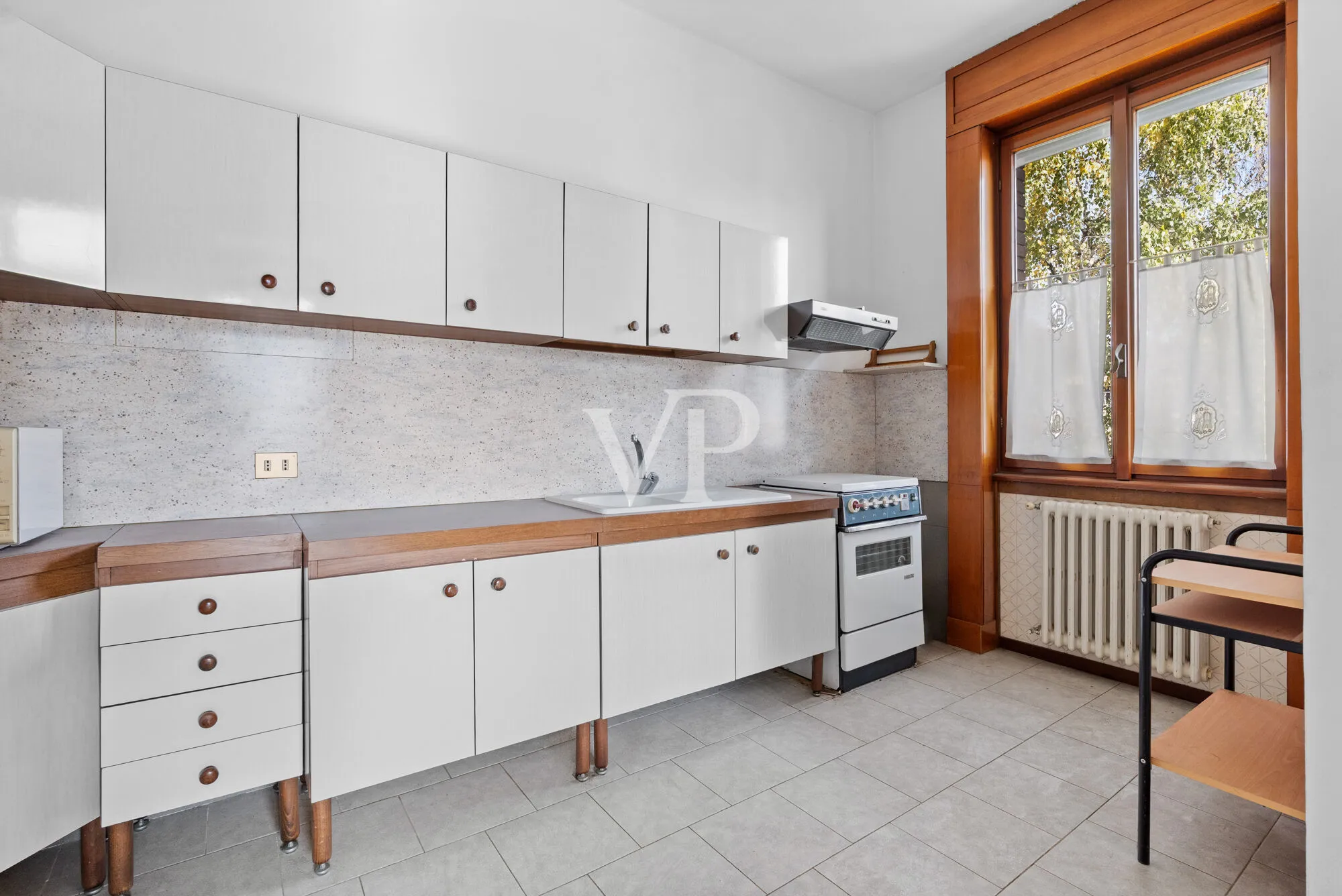 Repräsentative Mehrfamilienhausvilla auf drei Ebenen mit Garten