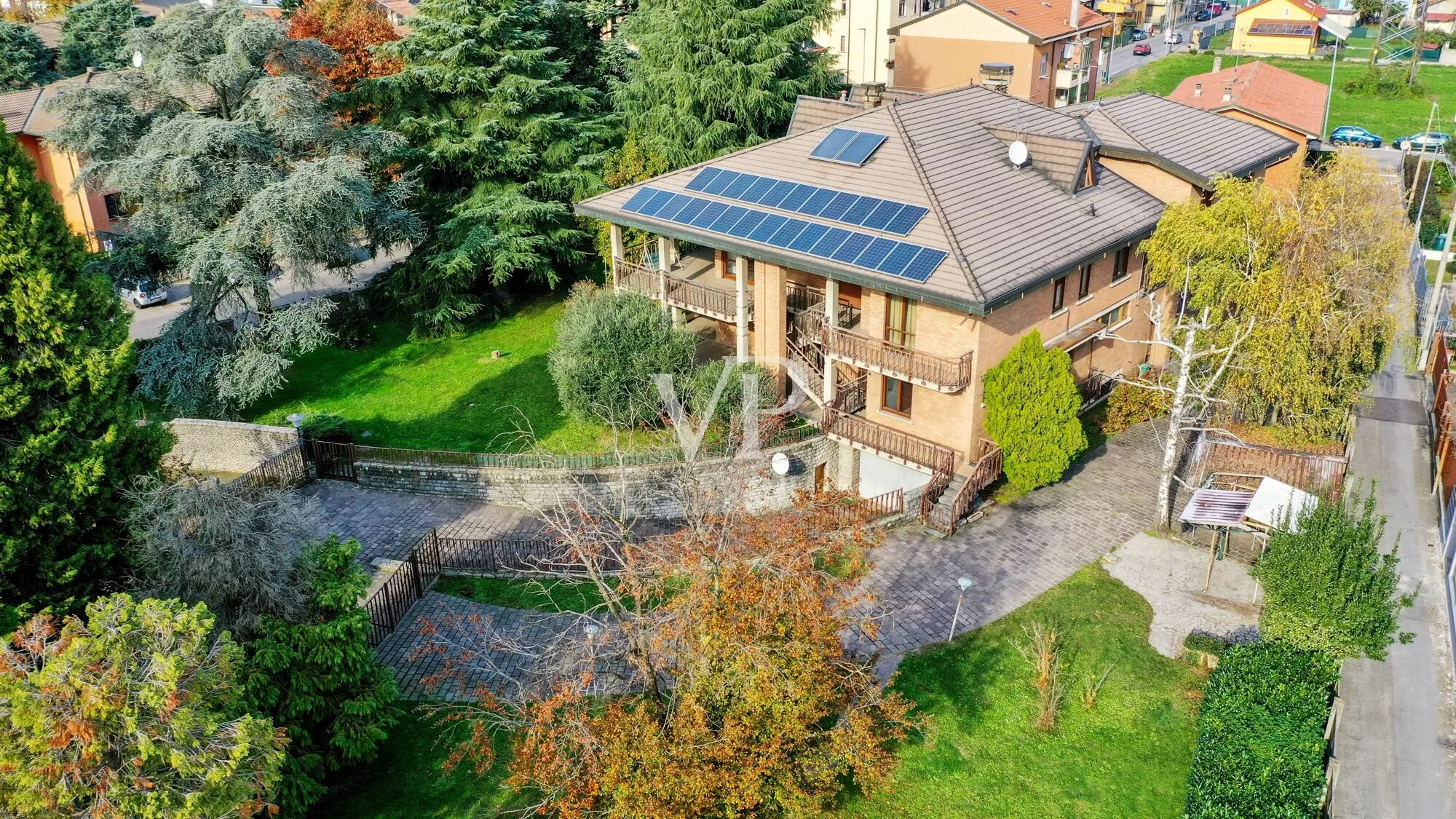 Complexe immobilier comprenant des locaux professionnels et un vaste parc