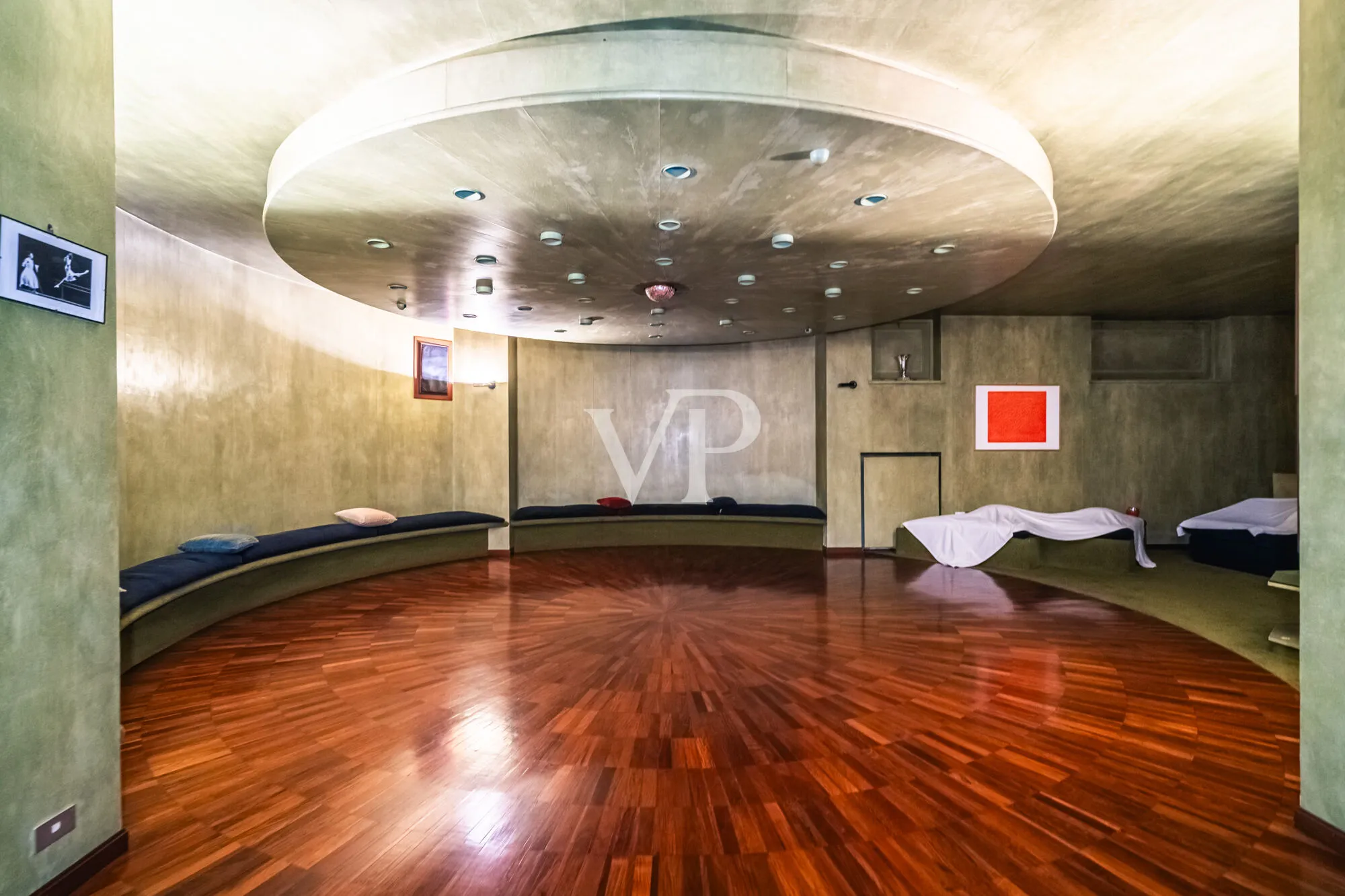 Majestic villa in dominant position with private pool