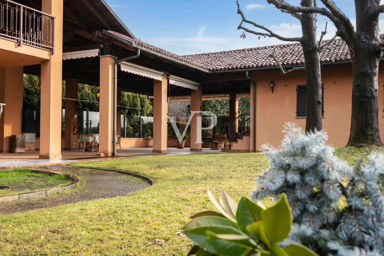 Majestic villa in dominant position with private pool